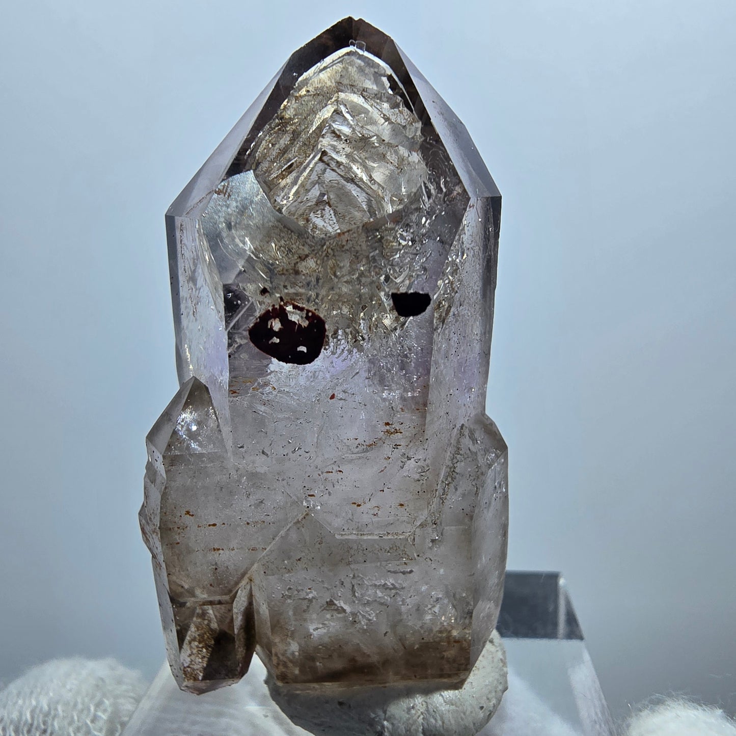 Pointe de sceptre en quartz fumé fantôme transparent, Goboboseb, Namibie, 41 x 24 x 20 mm