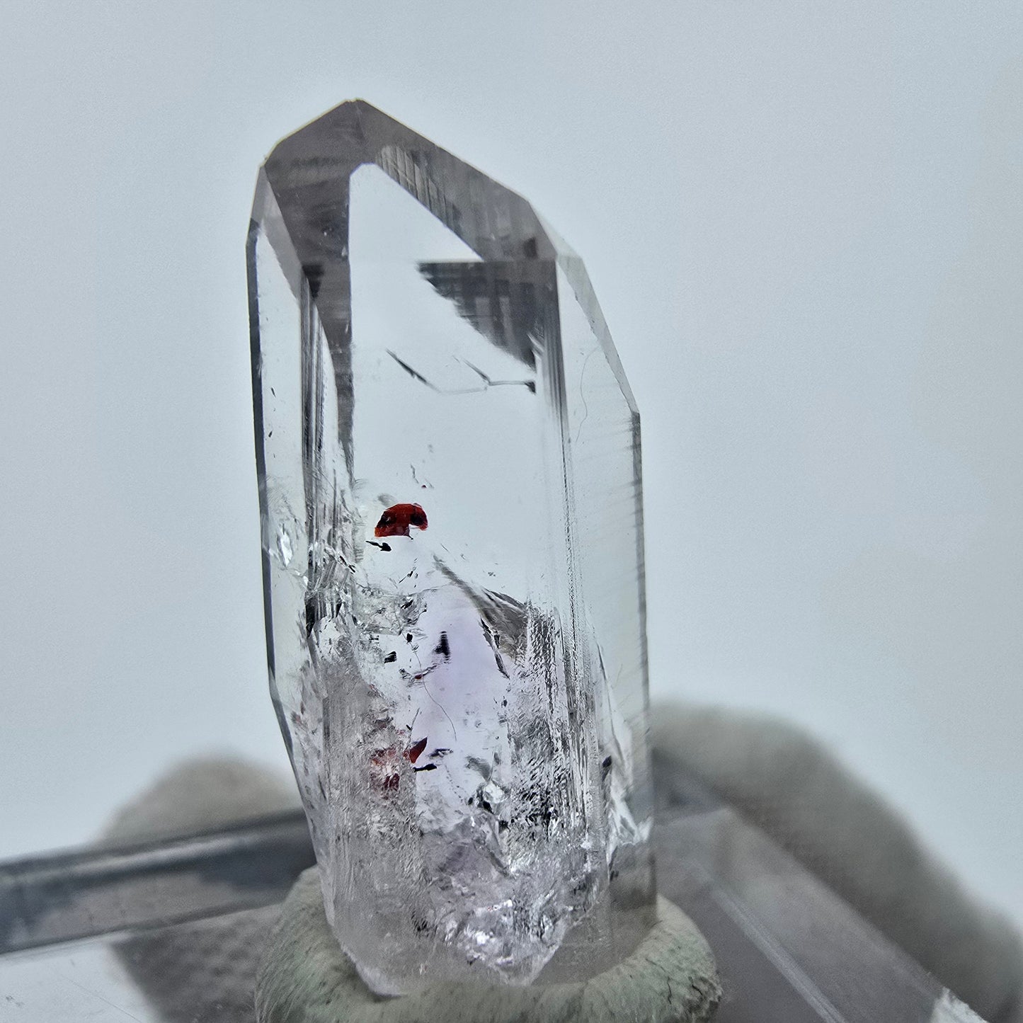 Klarer Harlekin Quarz Kristall Streep Mine Goboboseb Namibia 25*9*9mm Sammlung
