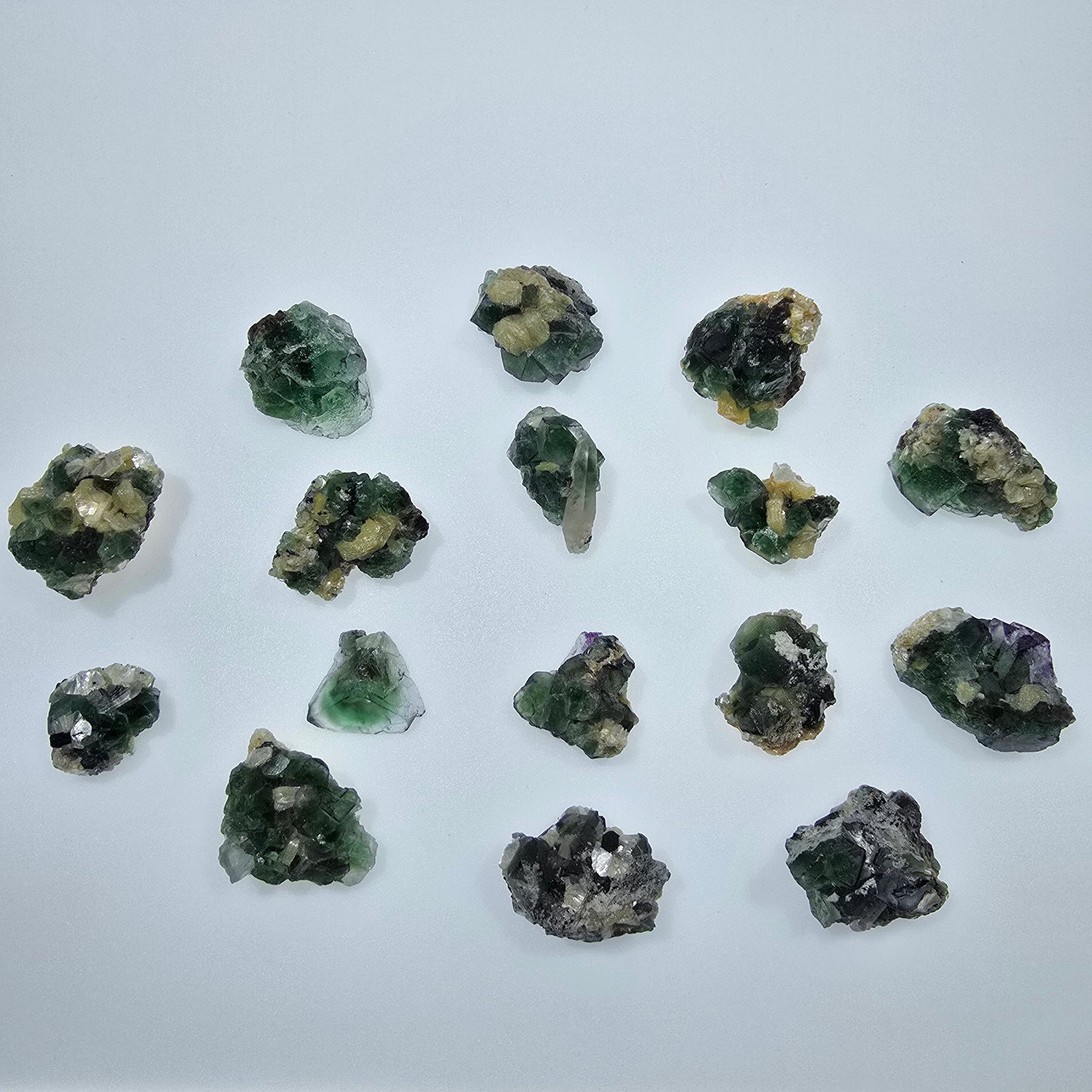 Lot de 16 fluorites fantômes, hyalites, tourmalines Schörl, muscovites, marches d'Erongo, Namibie