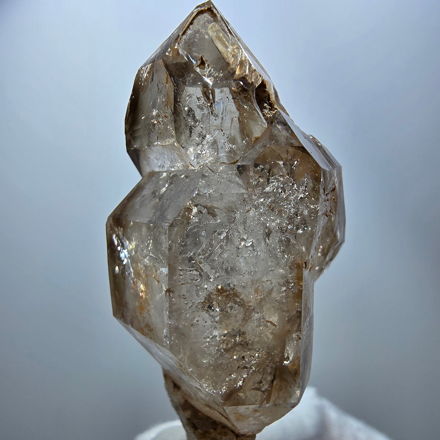 Quartz fumé fantôme transparent, pointe de sceptre, Goboboseb, Namibie, 61 x 29 x 28 mm