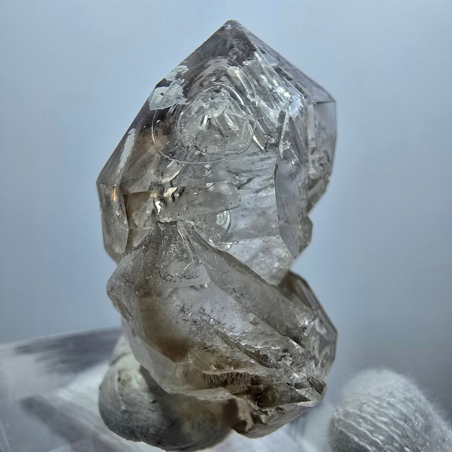 Sceptre en quartz fumé fantôme transparent, amas de Goboboseb, Namibie, 34 x 21 x 20 mm