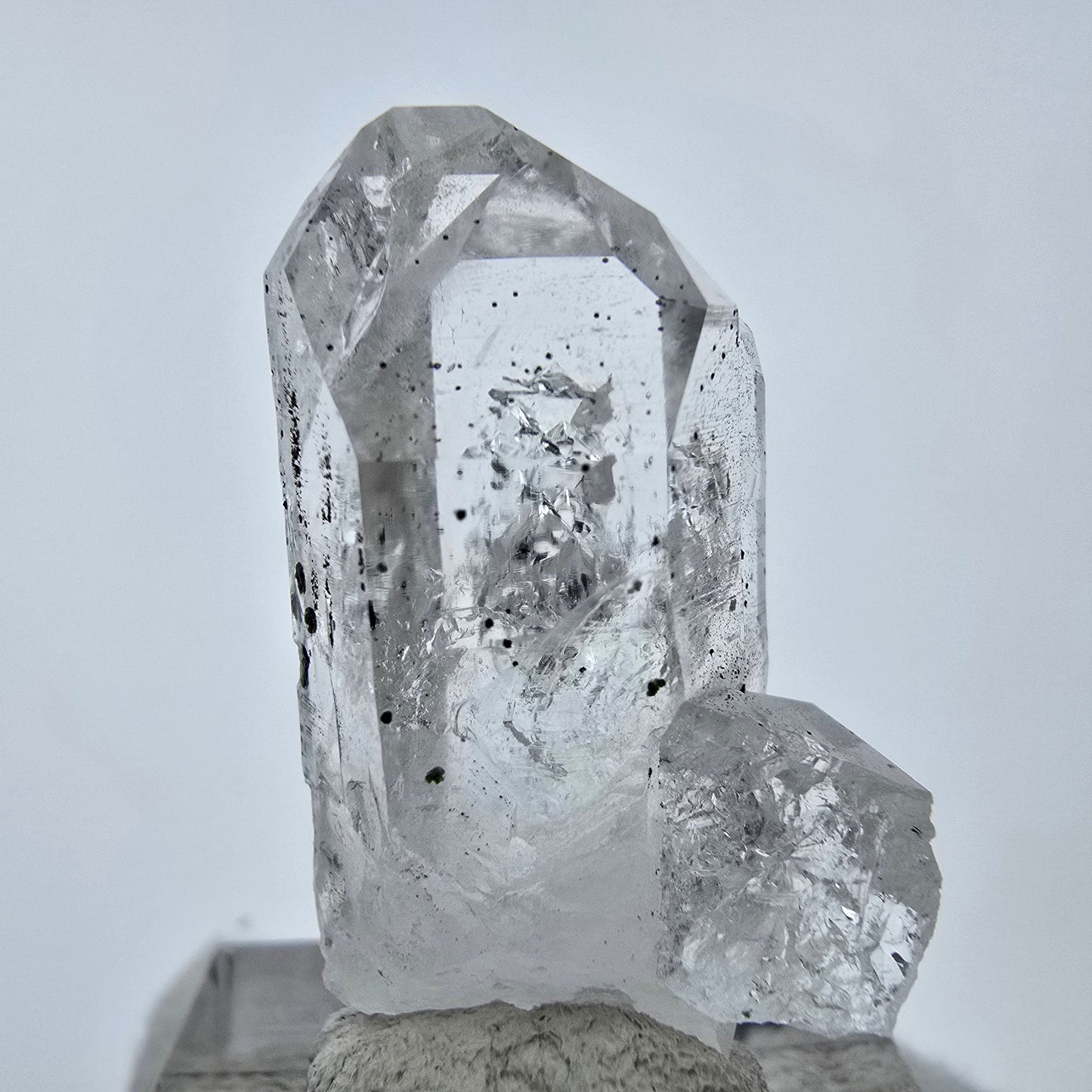 Cristal de quartz hématite fantôme transparent, Streep Mine, Goboboseb, Namibie, 35 x 19 x 16 mm