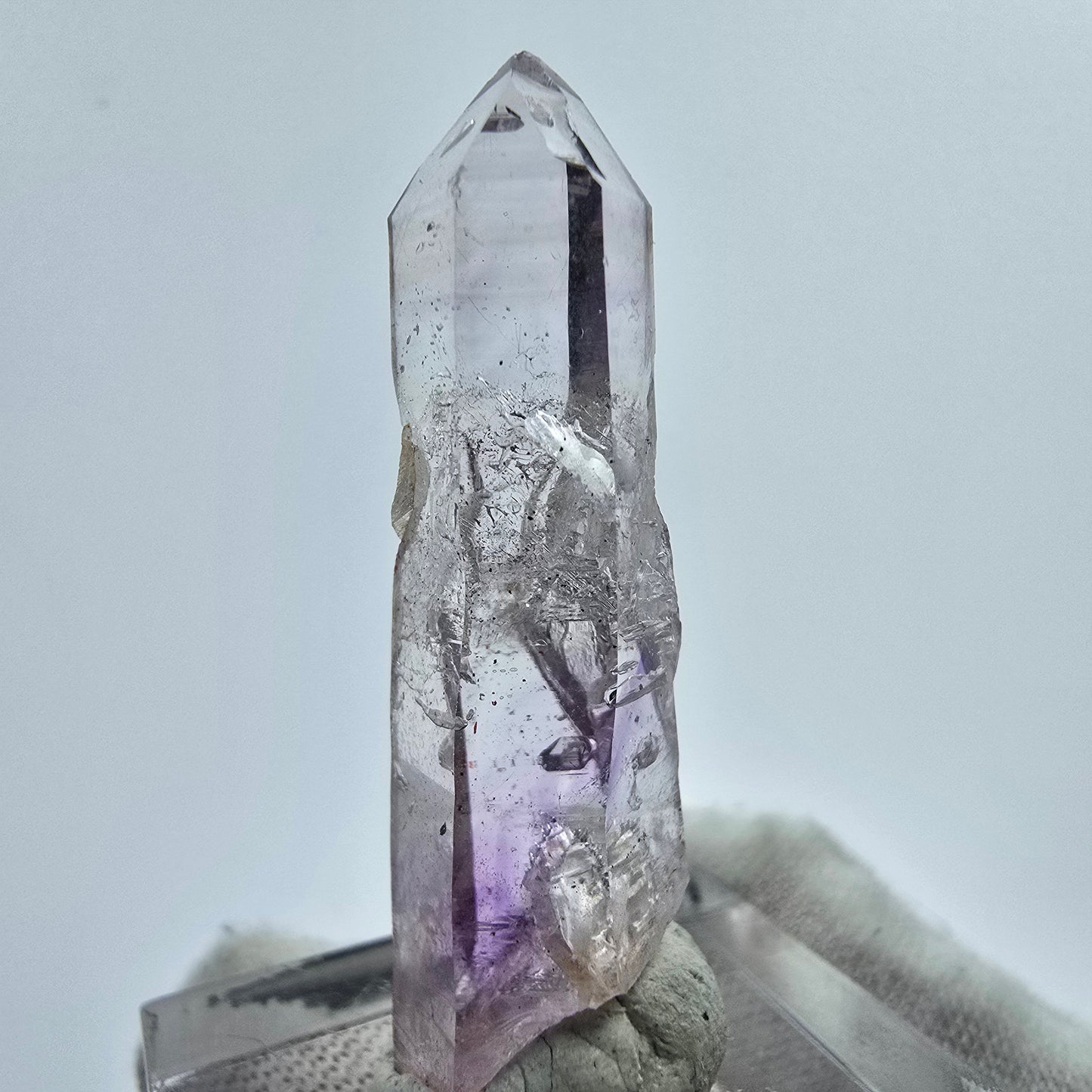 Phantom Amethyst Kristall mit Hämatit Streep Mine Goboboseb Namibia 39*10*10mm