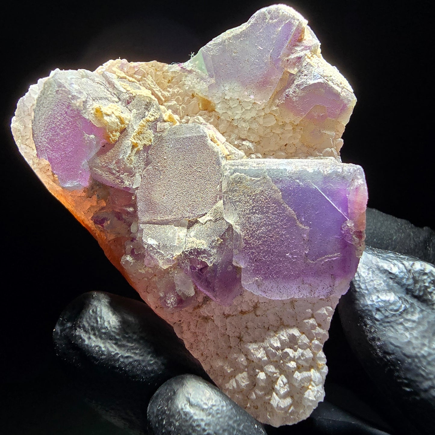 Cube de fluorite fantôme sur scène de quartz violet vert Omehane, Namibie 52*42*22mm