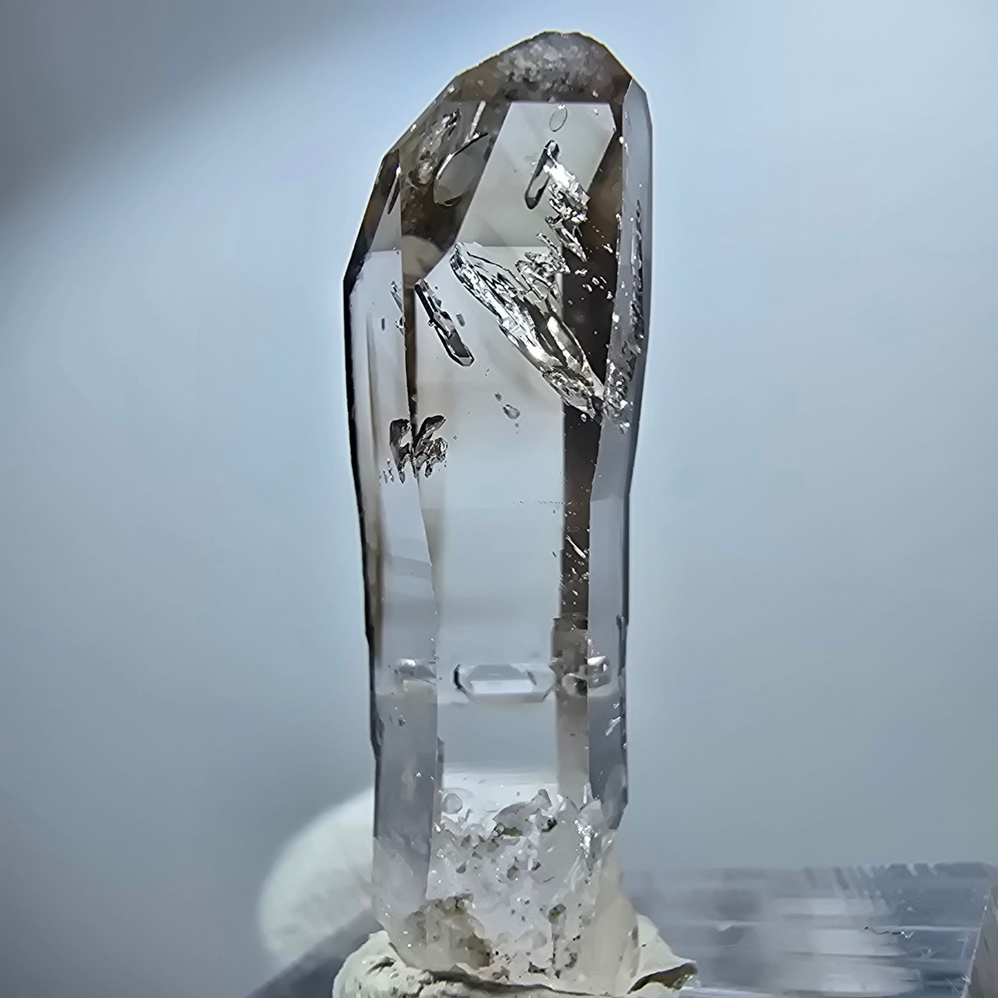 Pointe de sceptre en quartz fumé fantôme lémurien, Goboboseb, Namibie, 32 x 8 x 8 mm