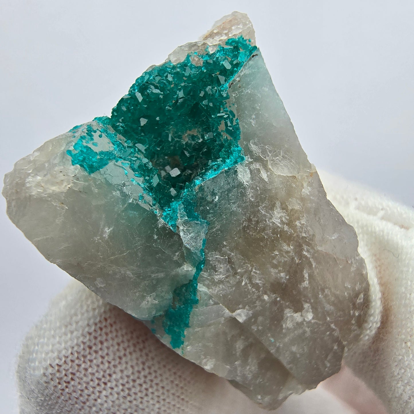 Rare spécimen de dioptase sur quartz Kaokoveld, Namibie 32*23*22mm Collection de minéraux