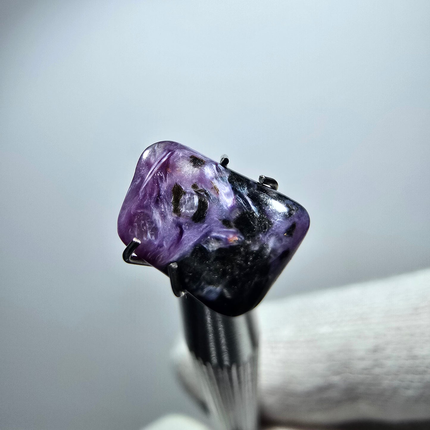 Seltener Charoit Kristall lila, poliert Russland 10*8*2mm