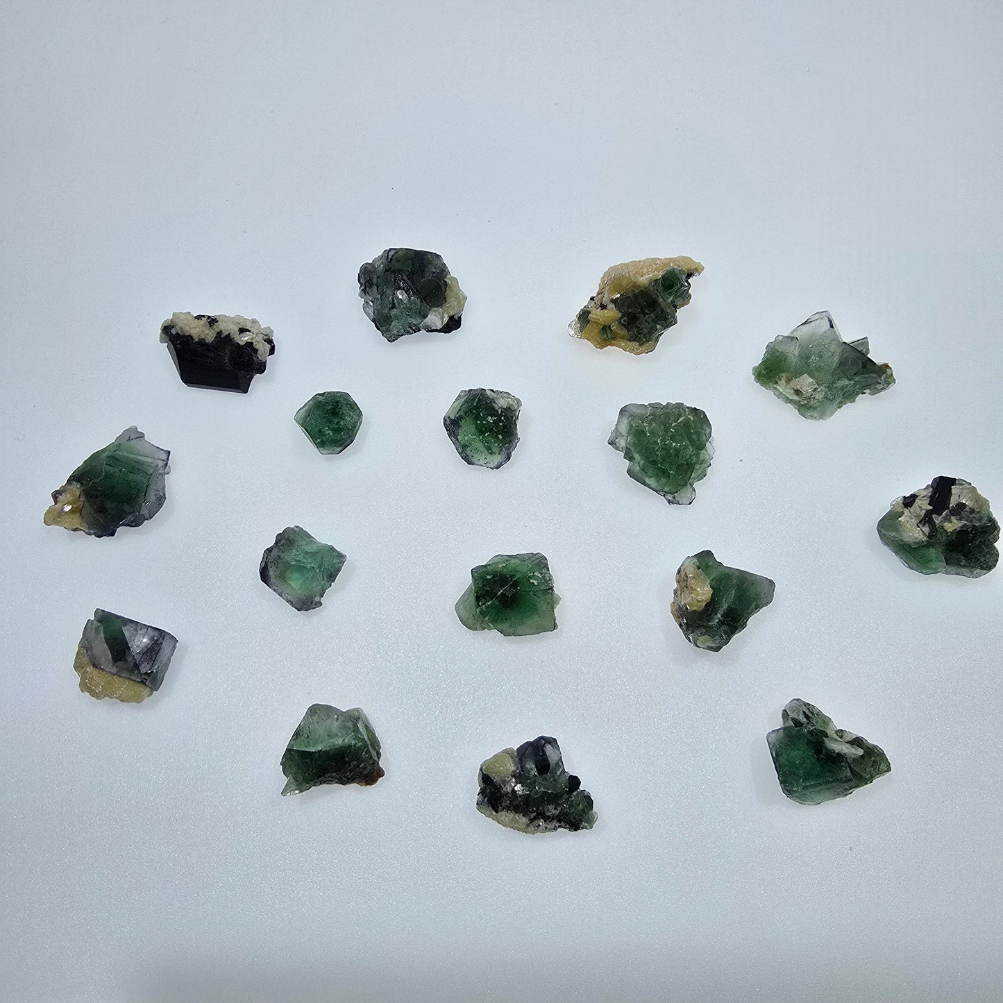 Lot de 16 fluorites fantômes, hyalites, tourmalines Schörl, muscovites, Erongo, Namibie