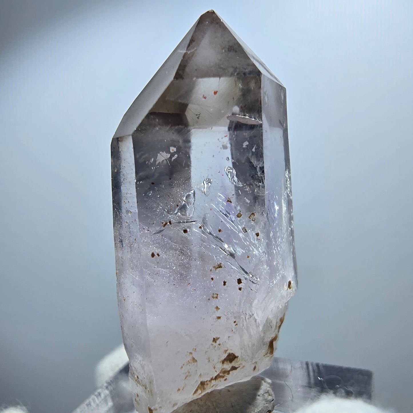 Pointe de sceptre en améthyste fantôme transparente, Goboboseb, Namibie, 37 x 18 x 12 mm