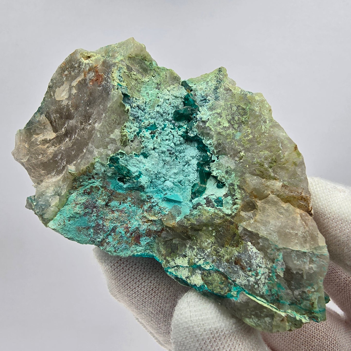 Rare spécimen de dioptase, chrysocolle sur quartz, Kaokoveld, Namibie, 68 x 41 x 38 mm