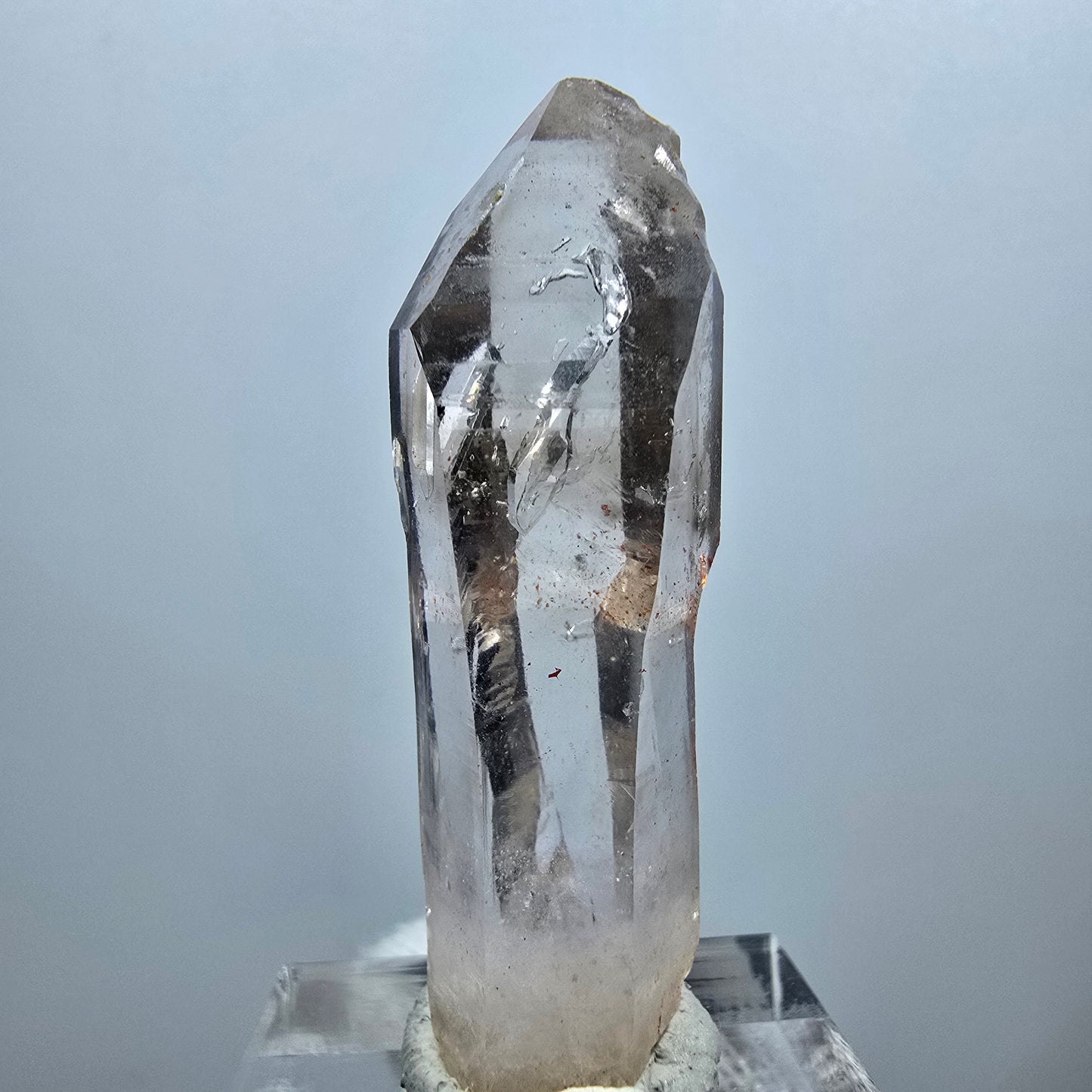 Pointe de sceptre en quartz fumé fantôme transparent, Goboboseb, Namibie, 45 x 11 x 14 mm