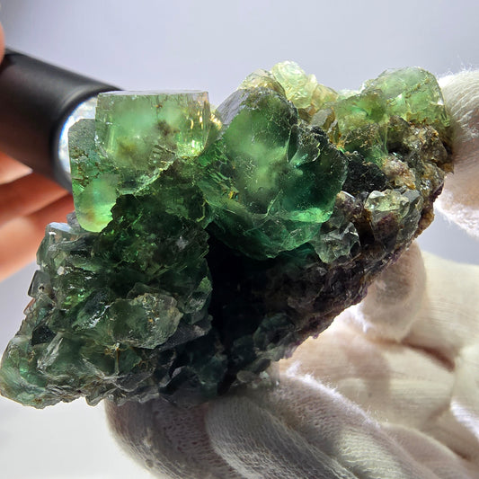 Pierre à gradins en fluorite fantôme, parquée de quartz, Okorusu, Namibie, 70 x 42 x 32 mm
