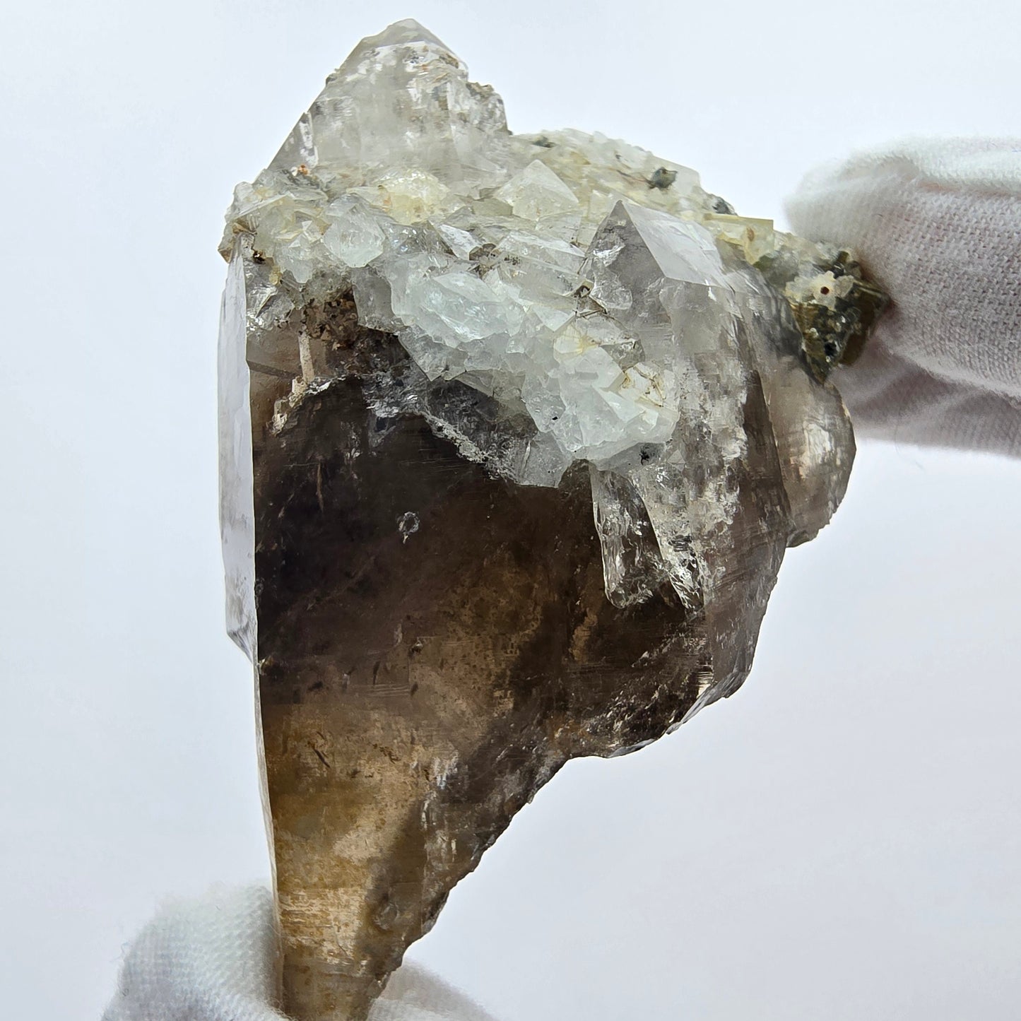 Phantom Rauchquarz mit UV Calcit, Hyalit, Muskovit Goboboseb, Namibia 67*52*41mm