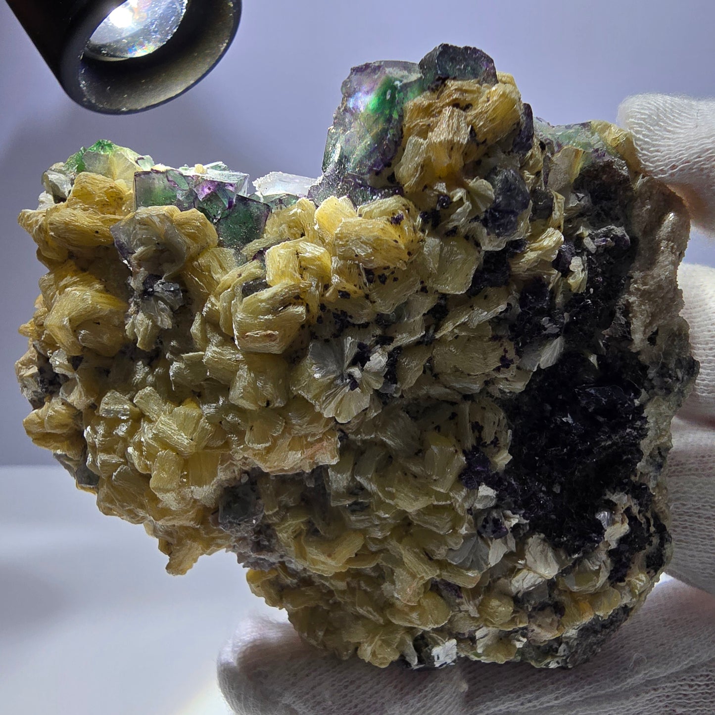 Grande fluorite fantôme, tourmaline schol, hyalite, muscovite, quartz fumé, Erongo, Namibie, 93 x 74 x 24 mm