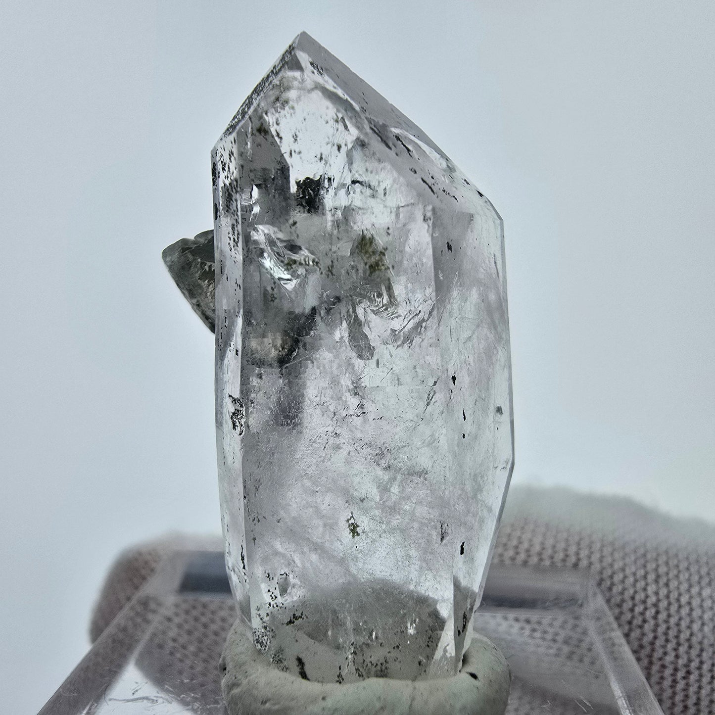 Klarer Bergkristall Quarz mit UV Calcit Streep Mine Goboboseb Namibia 32*17*12mm
