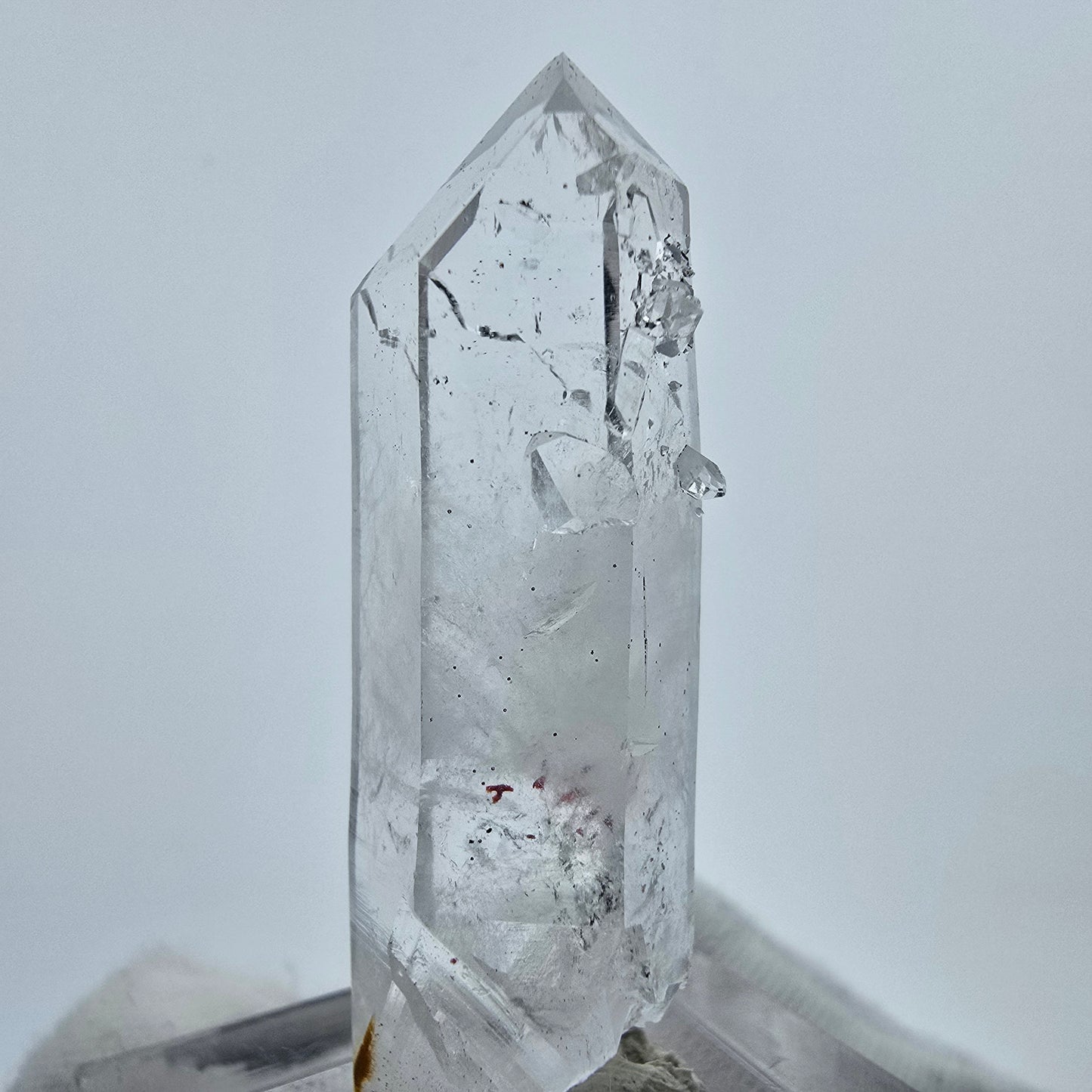 Cristal de quartz Harlequin très clair de la mine Streep, Goboboseb, Namibie, 40 x 13 x 11 mm