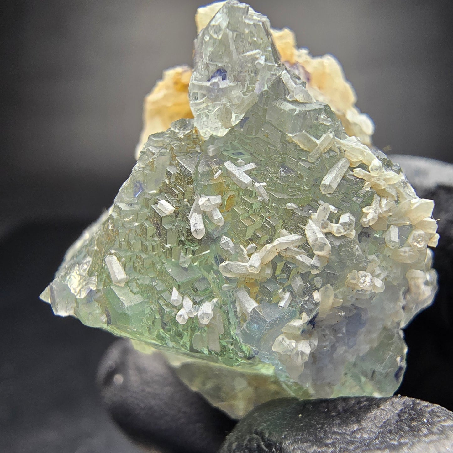 Cube de fluorite fantôme étagé, vert, bleu, violet, Omehane, namibie, 46x28x24mm
