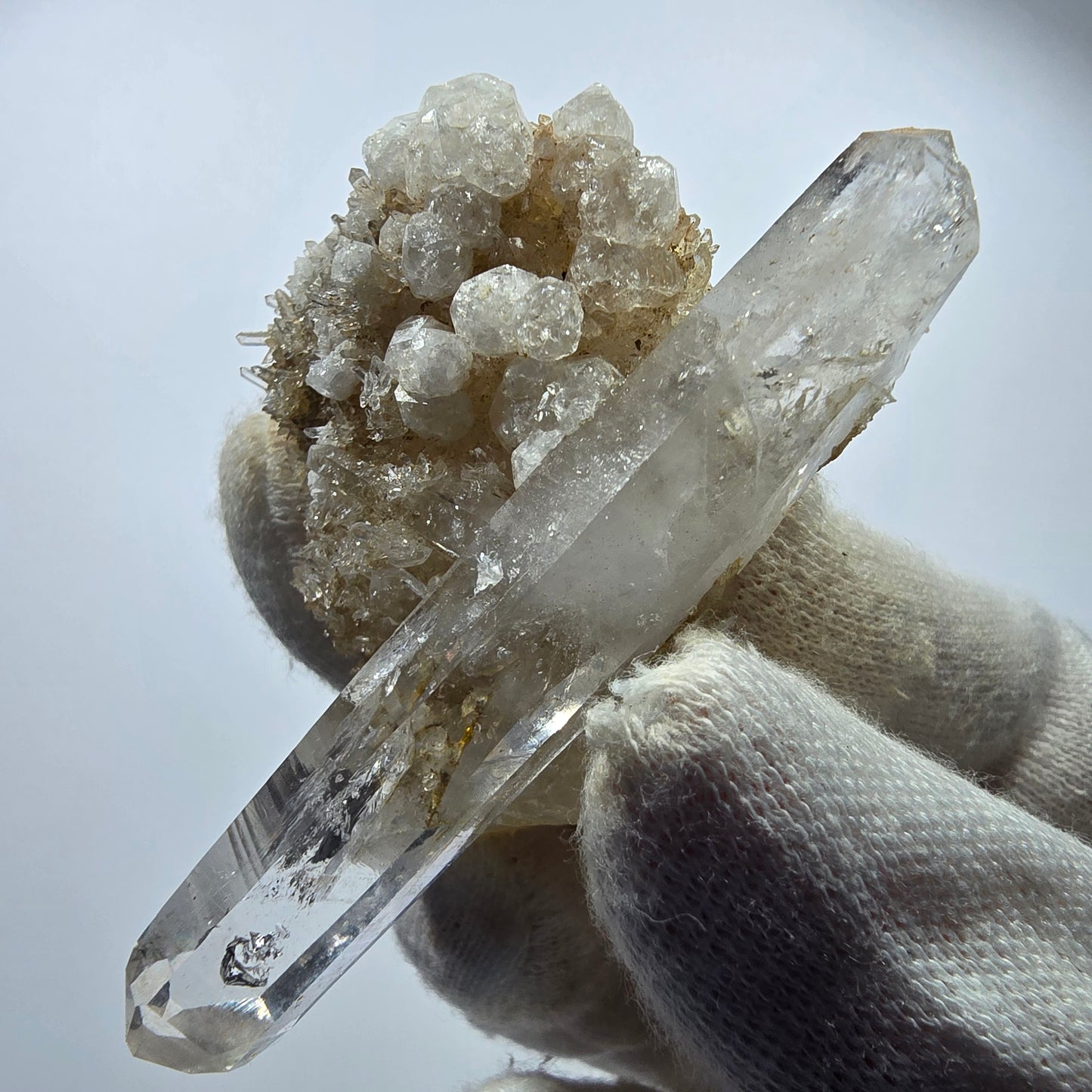 Quartz fumé fantôme DT, calcite UV sur matrice, spécimen Valentine Pocket, Namibie, 67 x 44 x 24 mm