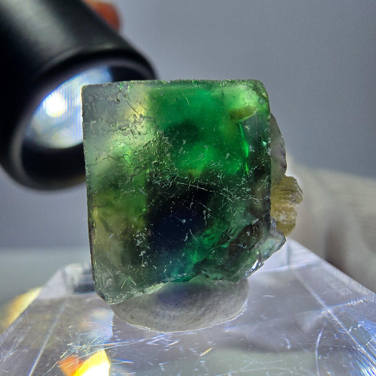 Cube de fluorite fantôme zonal, spécimen de muscovite, Erongo, Namibie, 16 x 15 x 15 mm