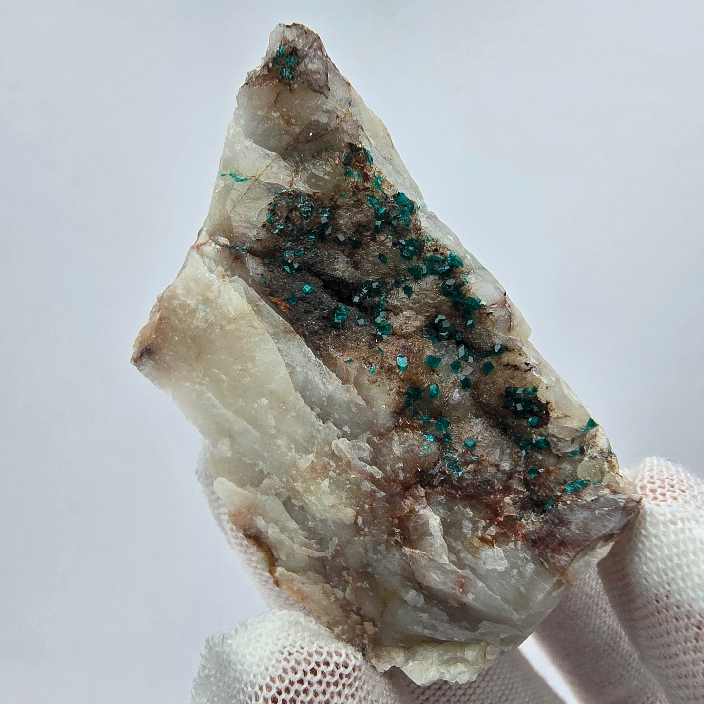 Rare spécimen de dioptase sur quartz Kaokoveld, Namibie 49*26*19mm Collection de minéraux