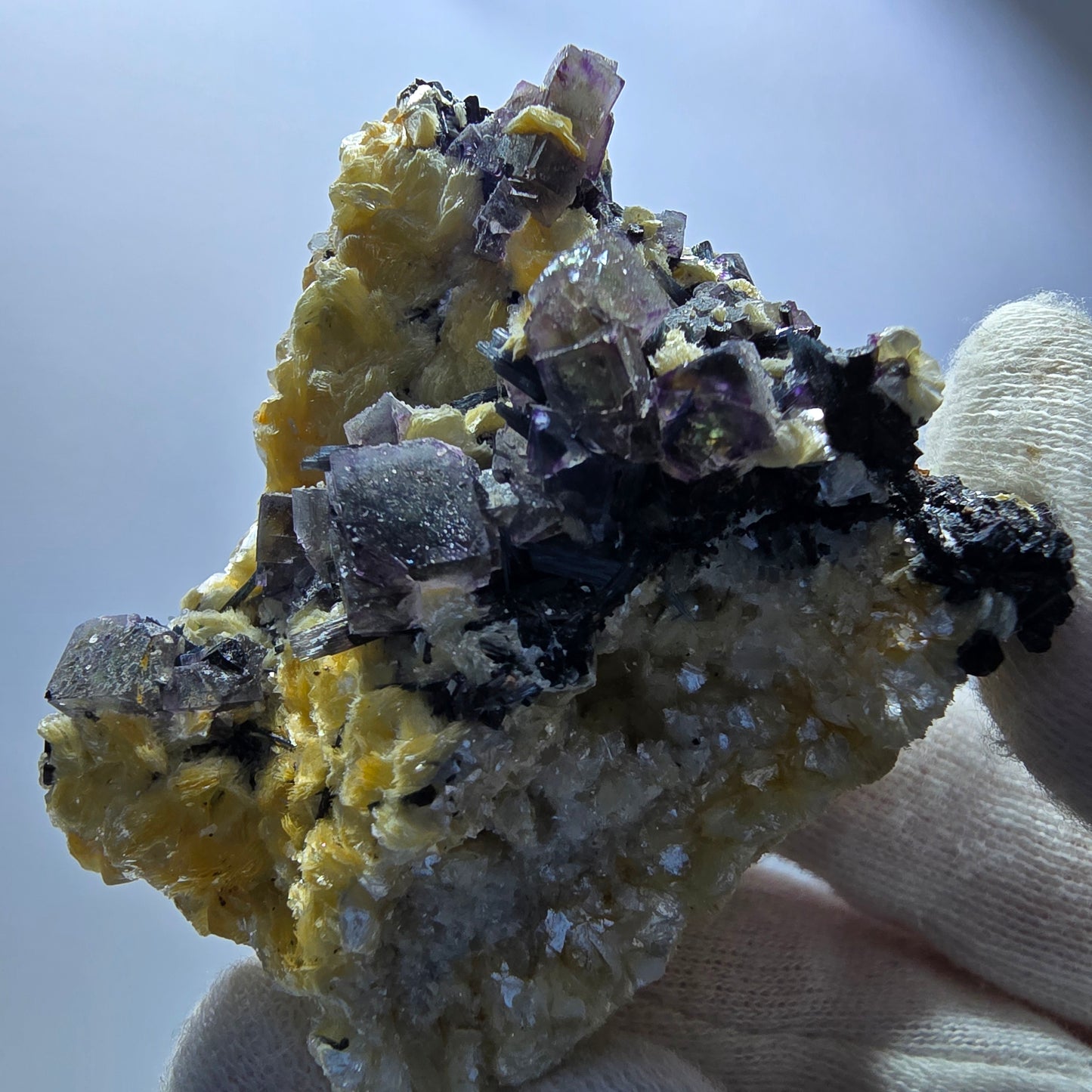Cubes de fluorite fantôme colorés, tourmaline scholle muscovite, Erongo, Namibie, 61 x 60 x 29 mm