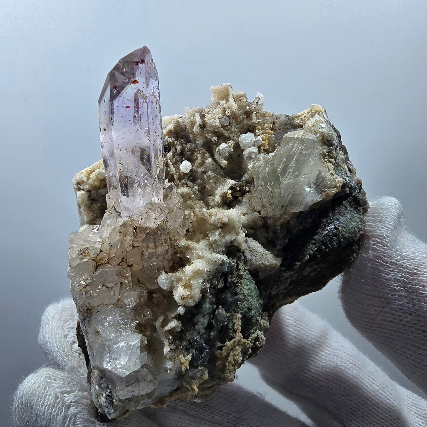 Améthyste Fantôme Harlequin, calcite UV sur matrice Valentine Pocket Gobob. Namibie 78 x 65 x 46 mm