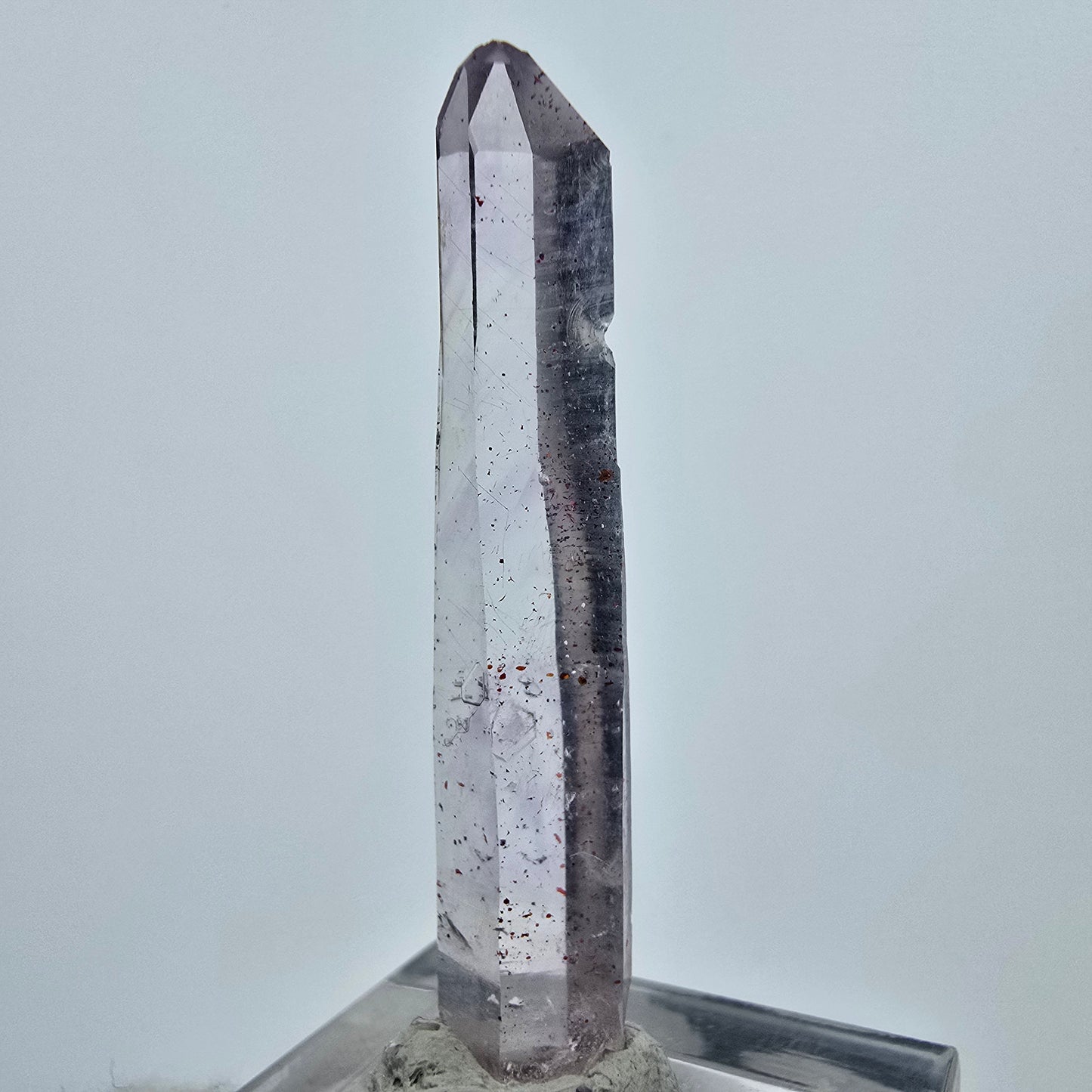 Phantom Amethyst Zepter Spitze aus Goboboseb, Namibia 43*8*5mm, Sammlung