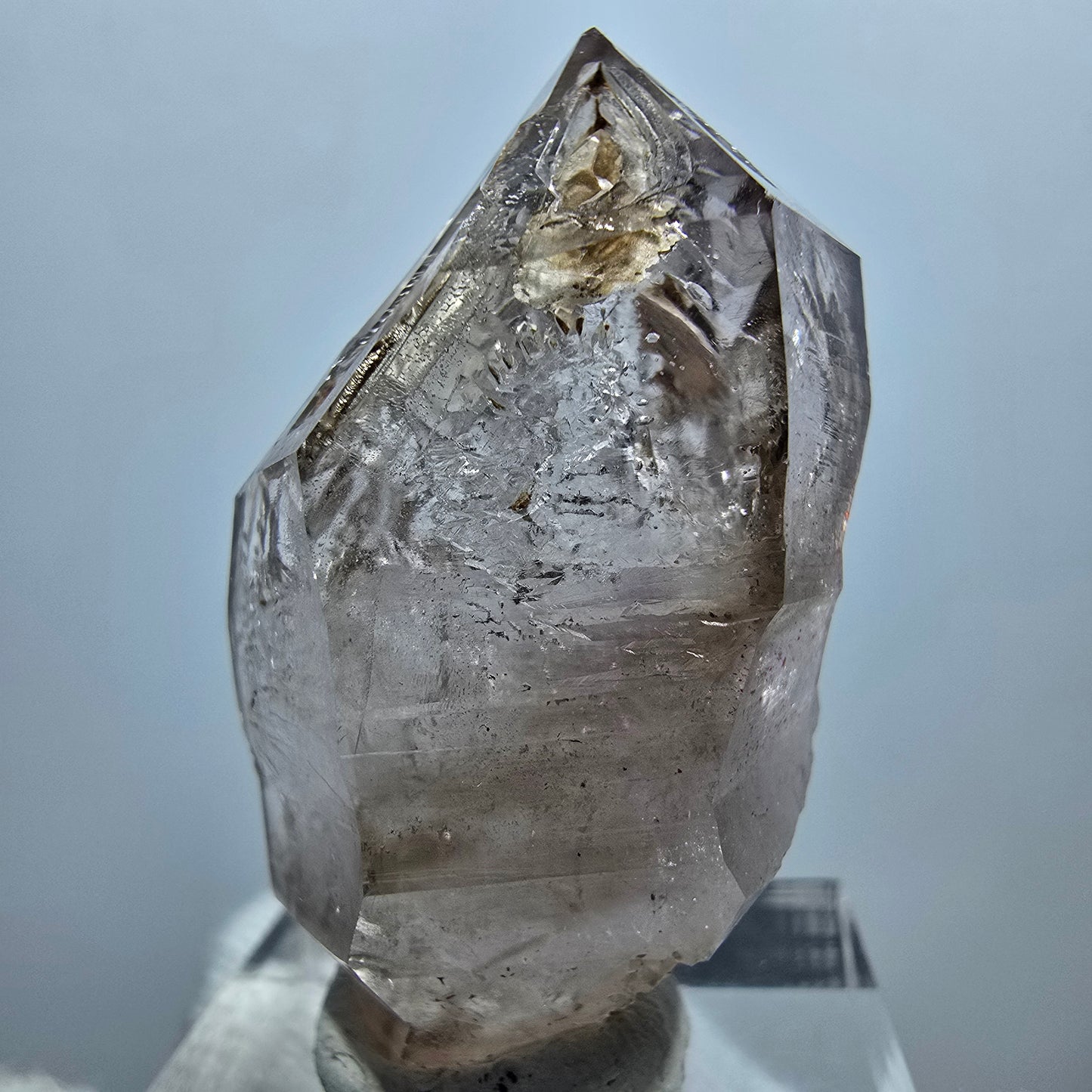 Pointe de sceptre en quartz fumé fantôme transparent, Goboboseb, Namibie, 39 x 23 x 16 mm