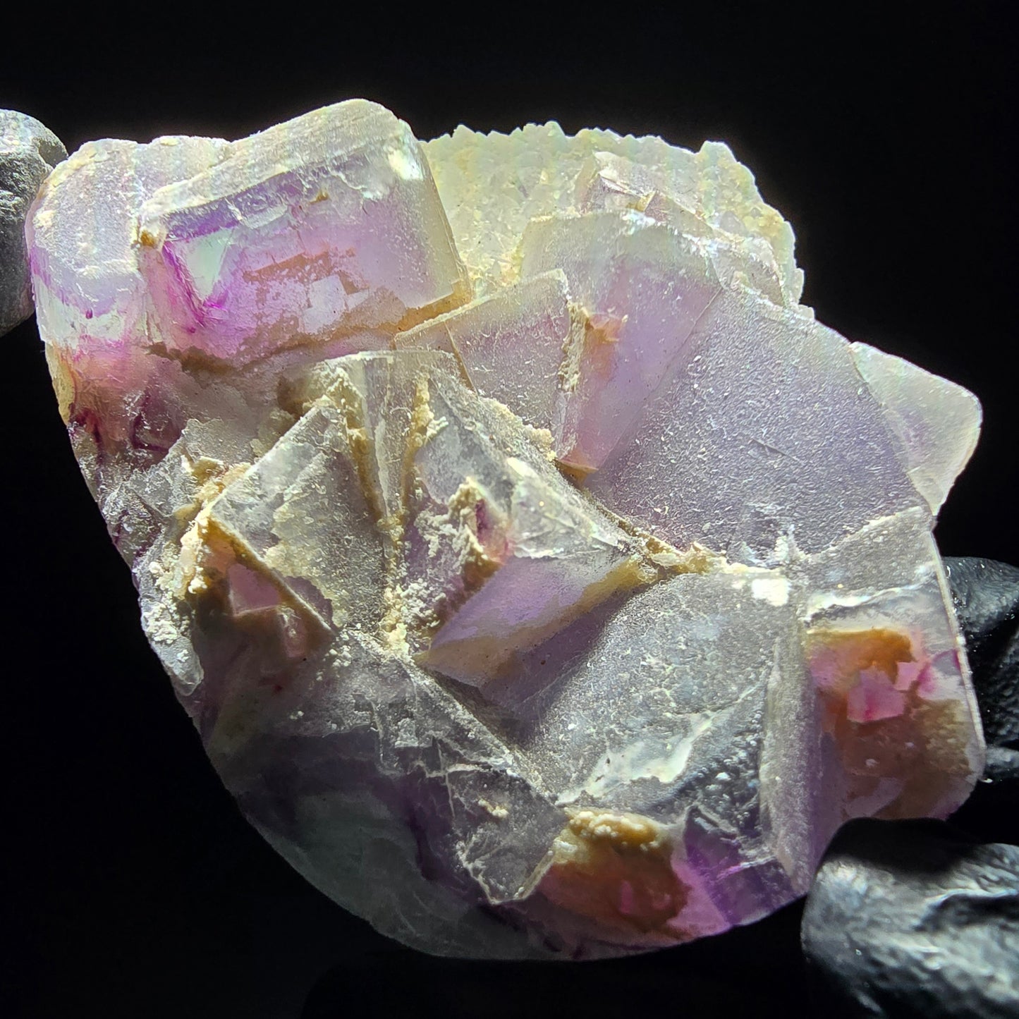 Cube de fluorite fantôme sur scène de quartz violet vert Omehane, Namibie 65*55*19mm
