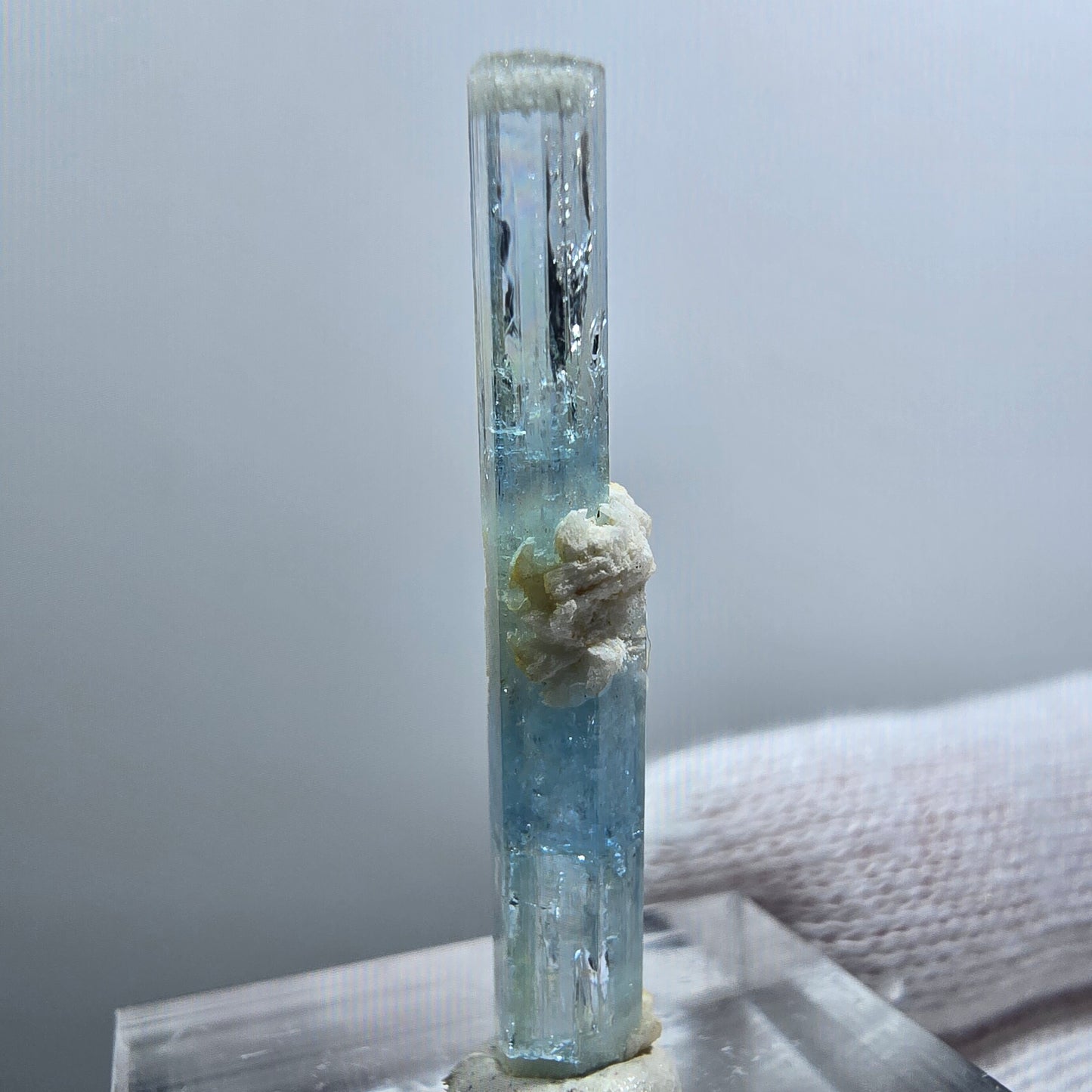 Rare spécimen d'orthose à double terminaison aigue-marine, Erongo, Namibie, 33 x 5 x 4 mm