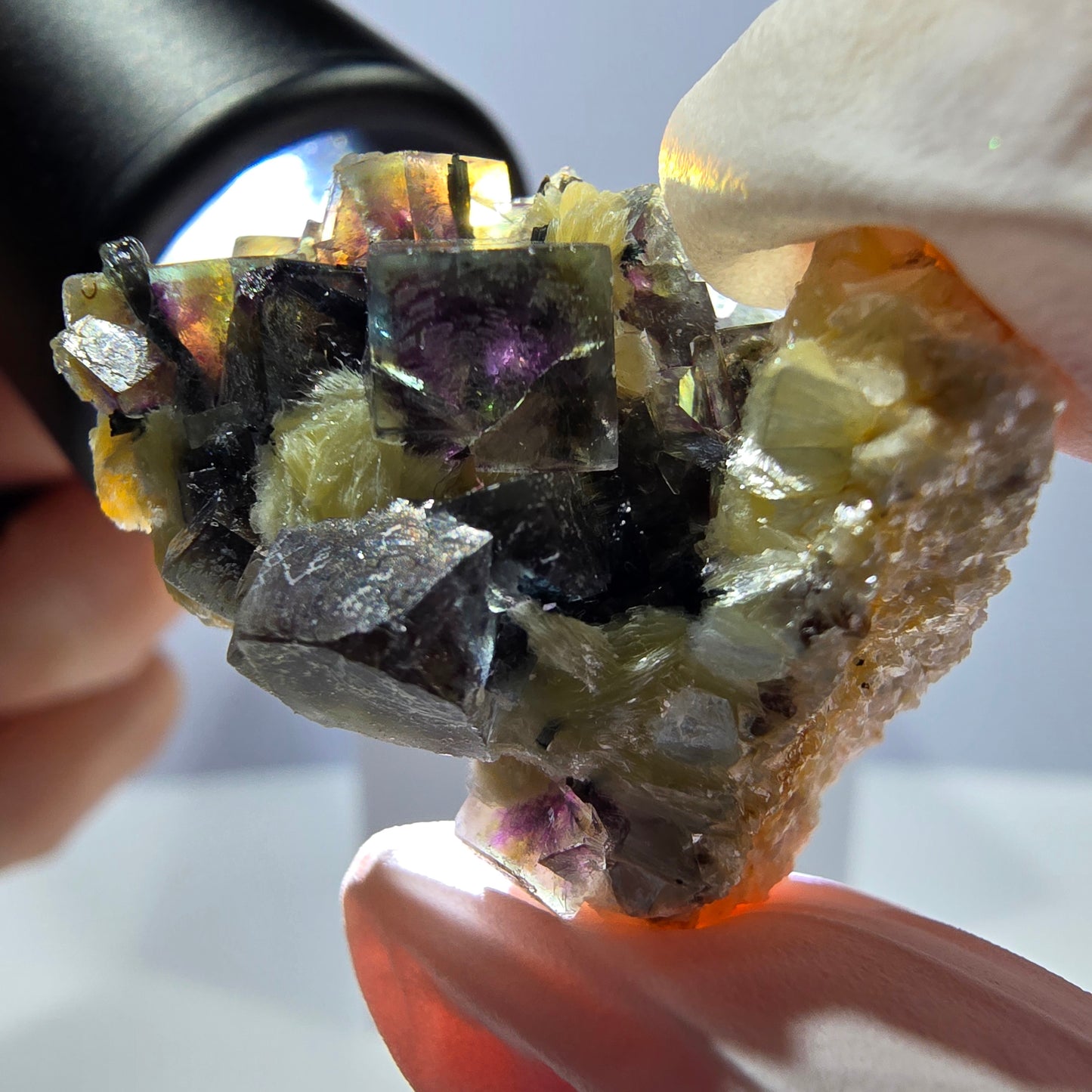 Cubes de fluorite fantôme colorés, muscovite, tourmaline Schorl, hyalite d'Erongo, Namibie 31 x 21 x 24 mm