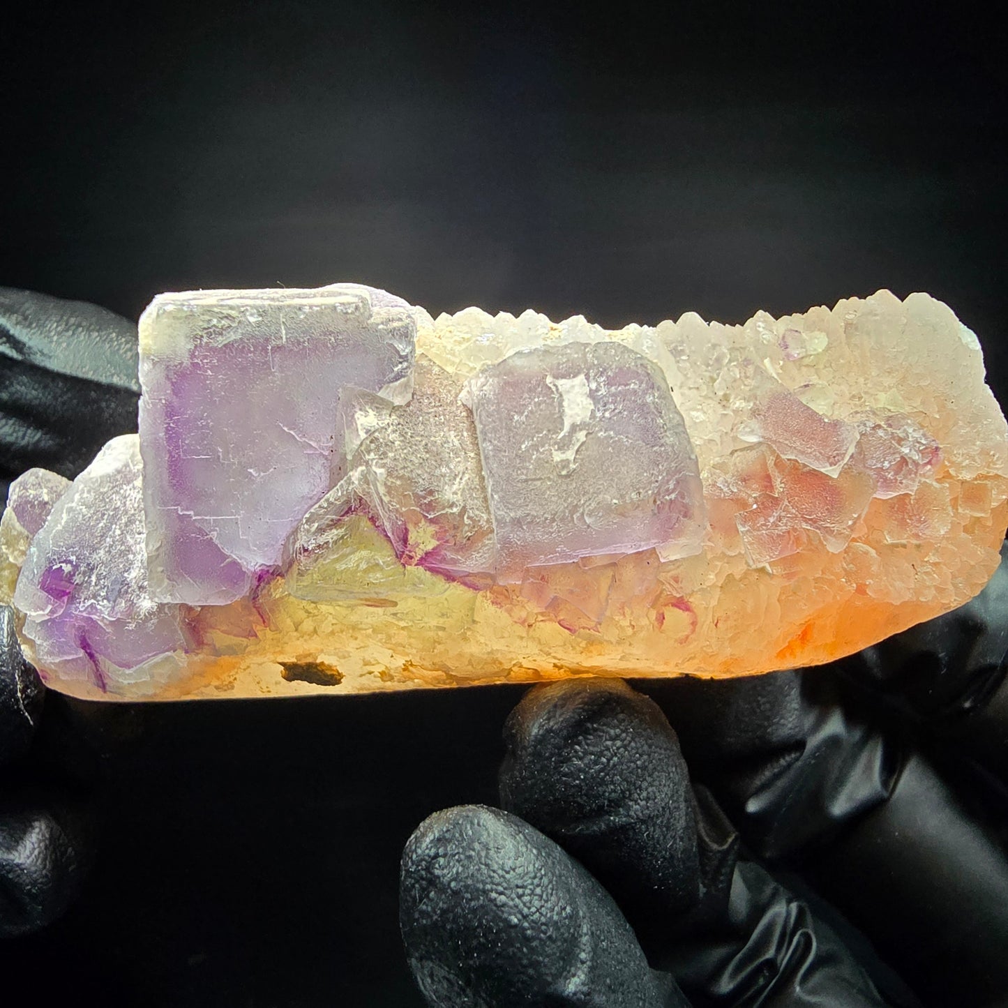 Cube de fluorite fantôme sur scène de quartz violet vert Omehane, Namibie 77*31*31mm
