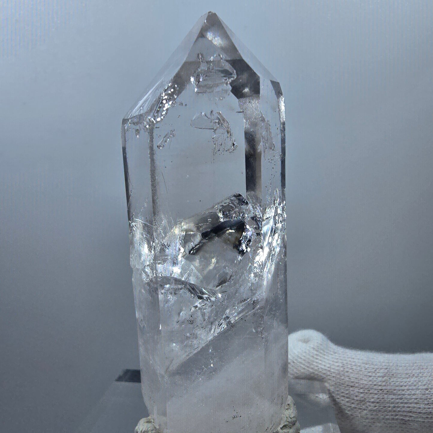 Gobos de poche Valentine en pointe de quartz clair cicatrisé. Namibie, 69 x 24 x 23 mm.