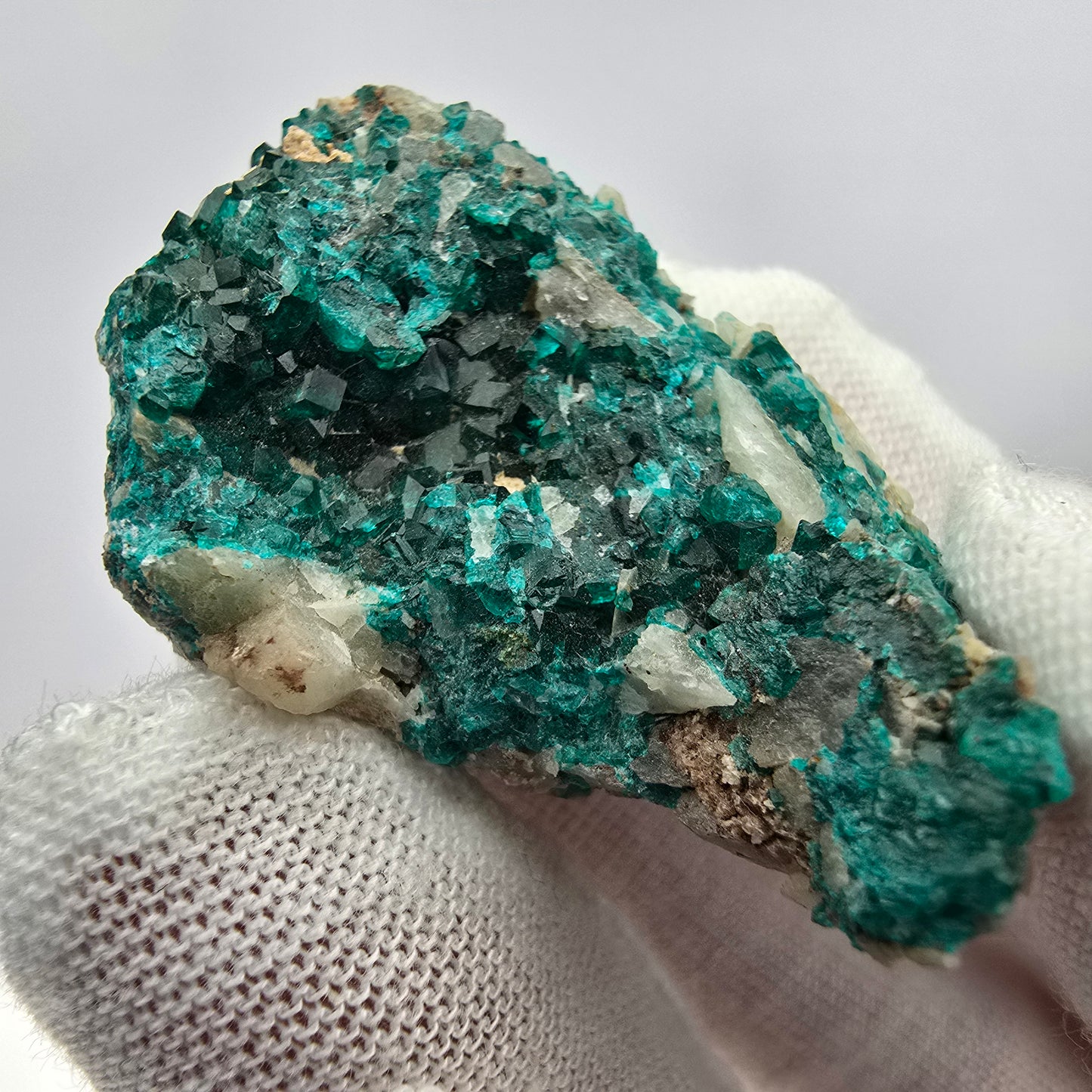 Rare spécimen de dioptase sur quartz Kaokoveld, Namibie 39*24*15mm Collection de minéraux