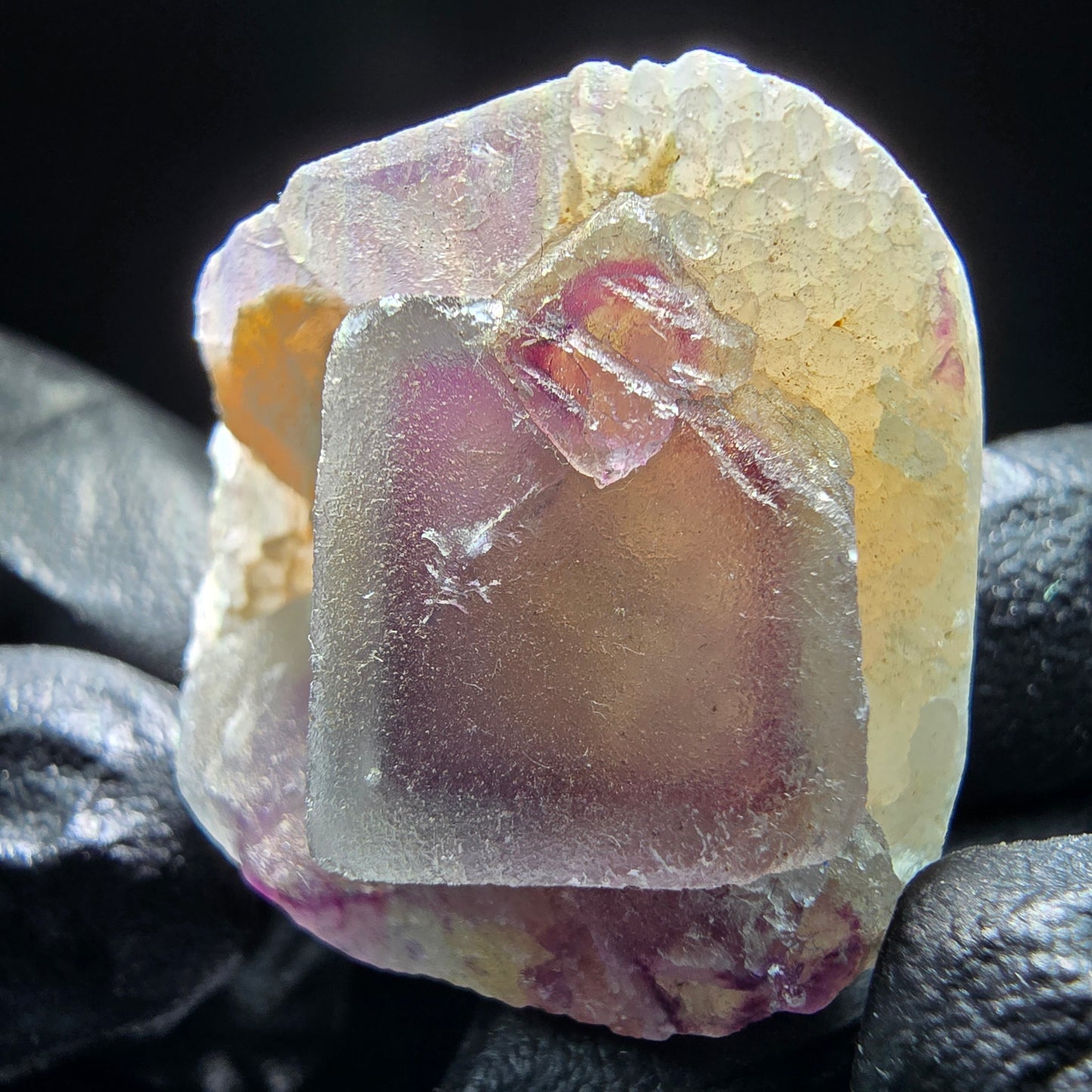 Cube de fluorite fantôme sur scène de quartz violet vert Omehane, Namibie 32*30*18mm