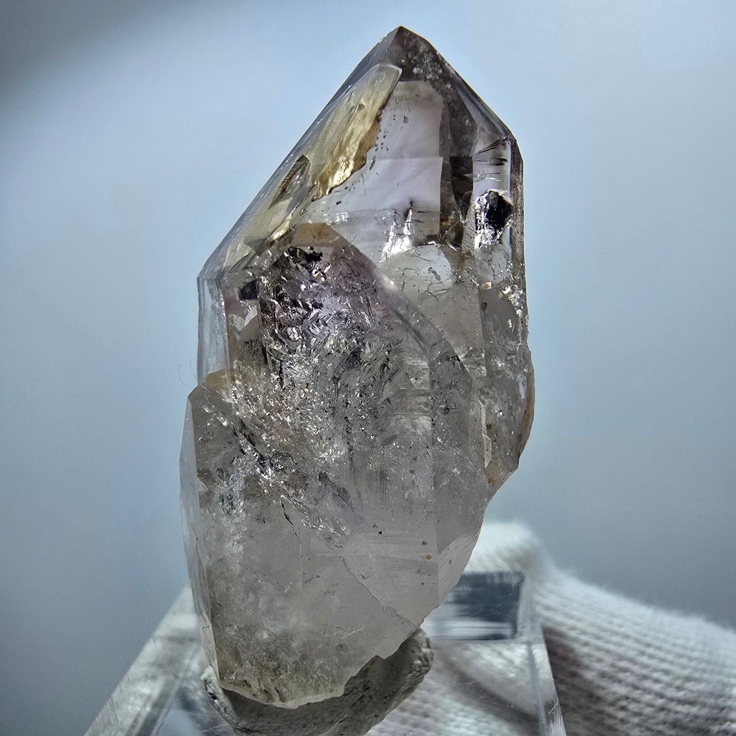 Pointe de sceptre en améthyste fantôme transparente, Goboboseb, Namibie, 41 x 21 x 17 mm