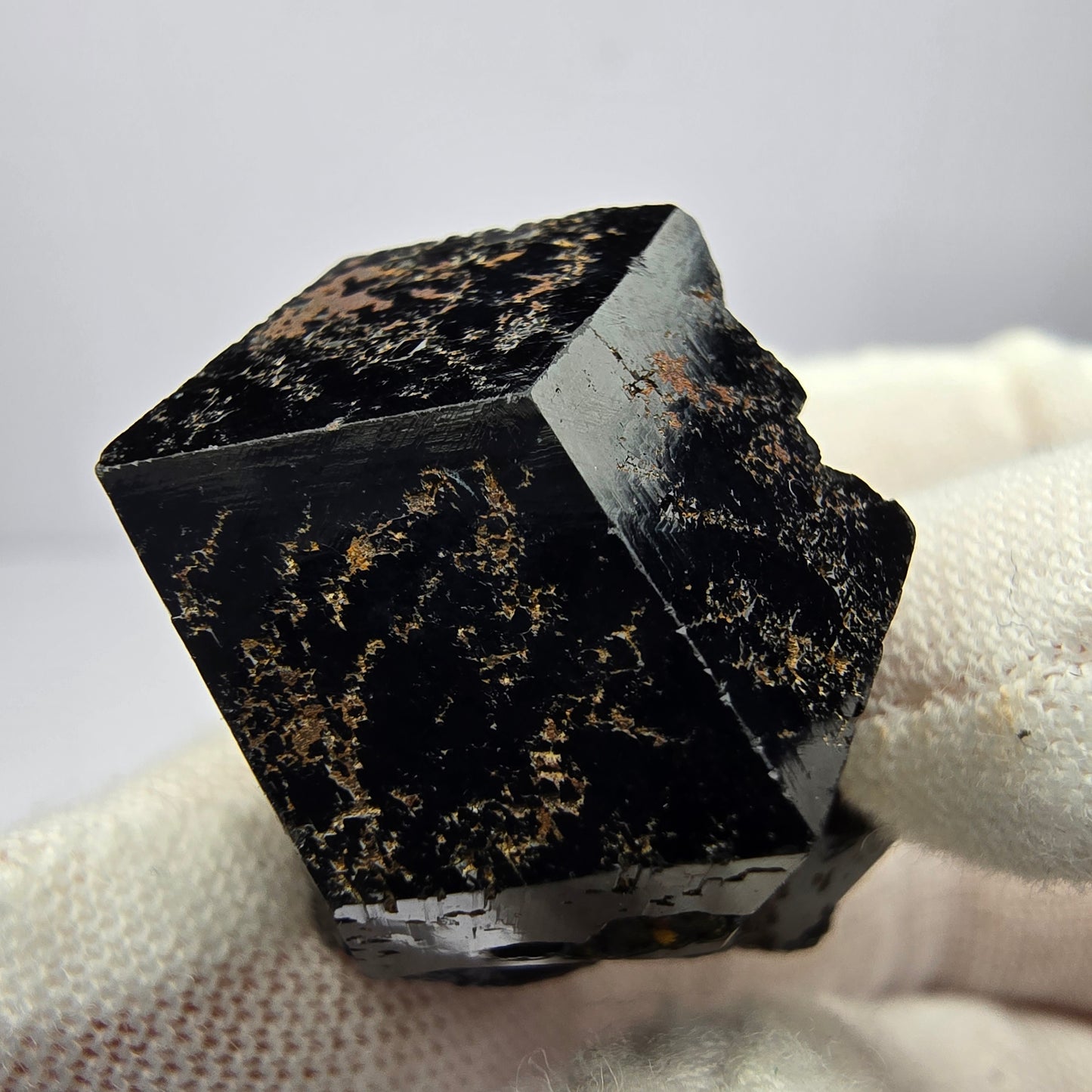 Symmetrischer Schörl Turmalin schwarz glänzend Erongo, Namibia 24*23*20mm