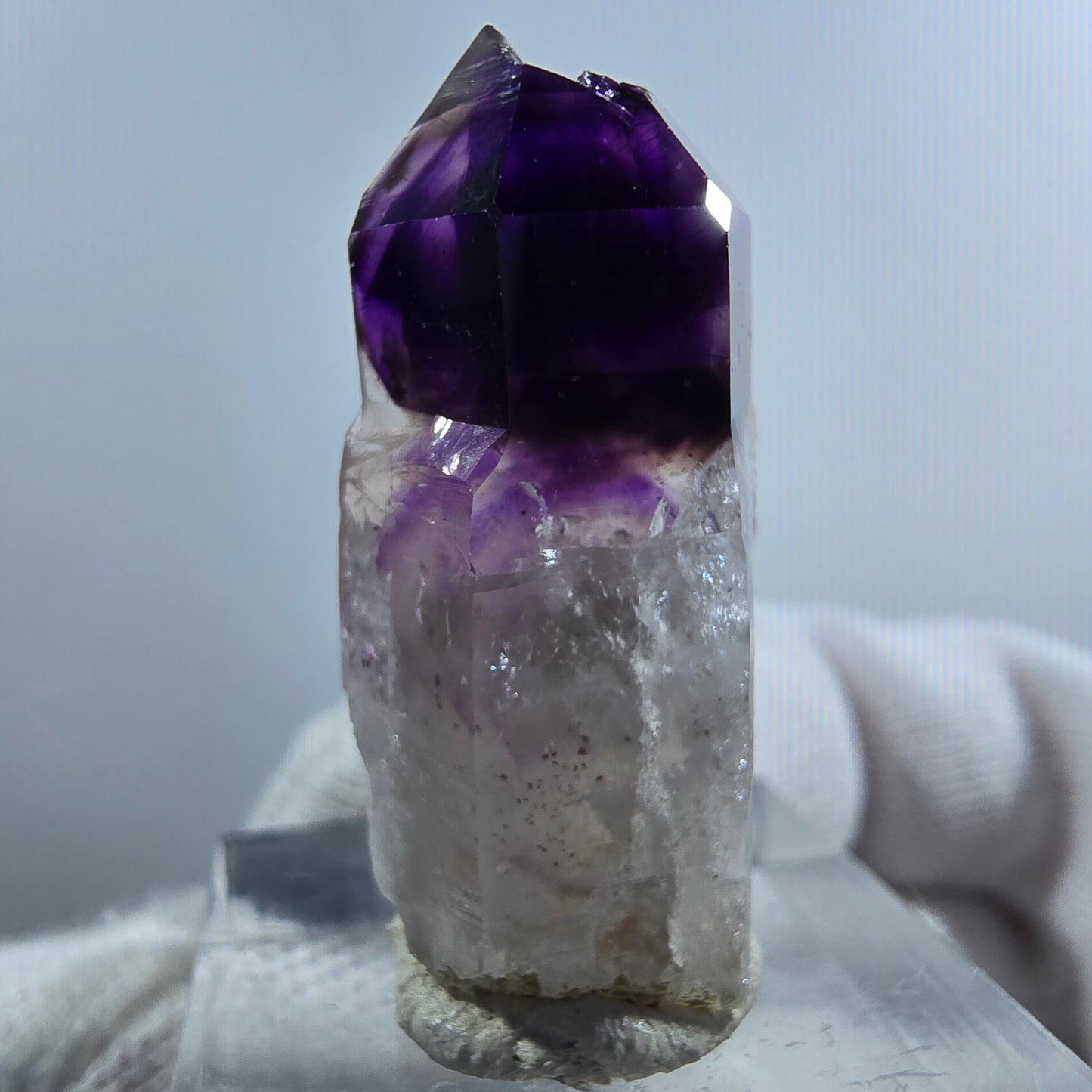 Pointe de sceptre en améthyste fantôme rare à Goboboseb, Namibie, 33 x 15 x 12 mm