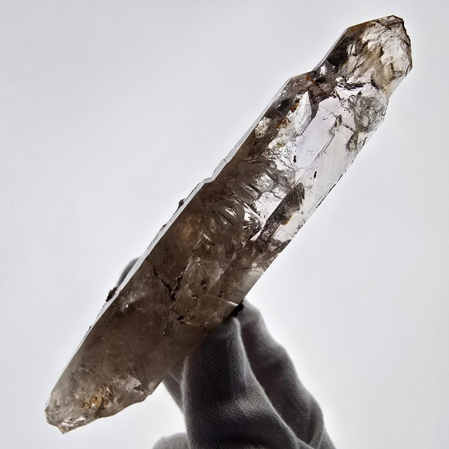 Sceptre DT en quartz fumé squelette Enhydro, parure de poche Valentine en calcite UV. Namibie 128 x 32 x 27 mm