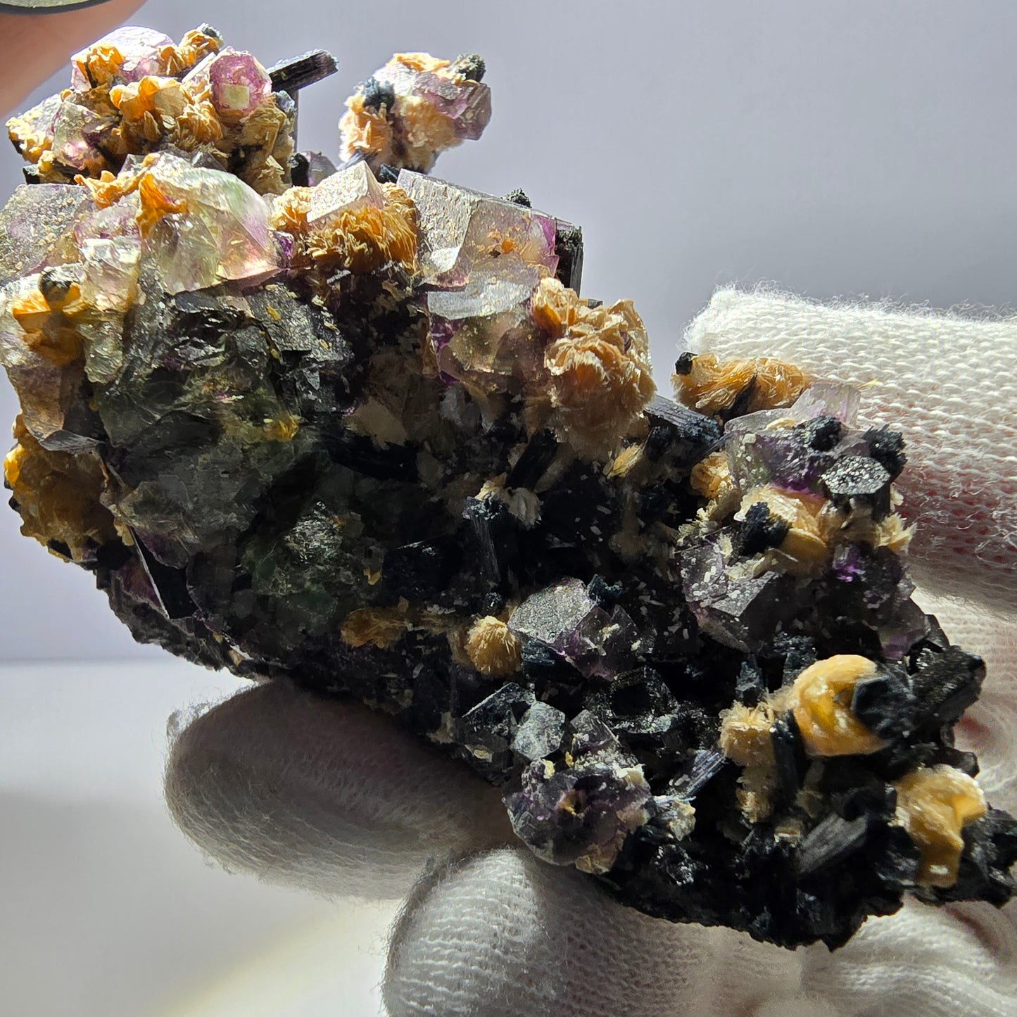 Spécimen de fluorite fantôme colorée, tourmaline scholle, muscovite, Erongo, Namibie, 91 x 57 x 38 mm
