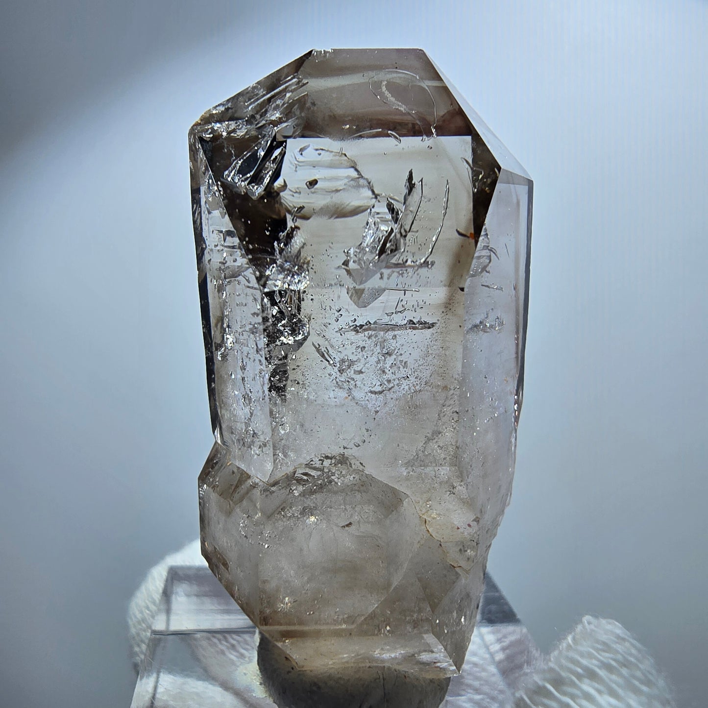 Pointe de sceptre en quartz fumé fantôme transparent, Goboboseb, Namibie, 44 x 21 x 18 mm