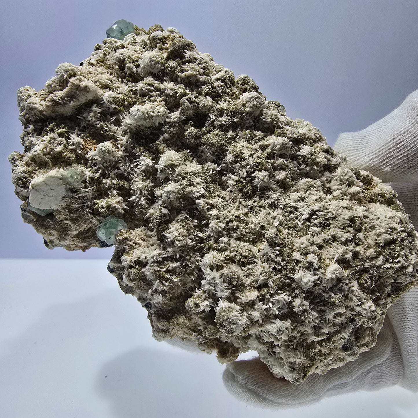 Grand spécimen de fluorite, hyalite, scholle, tourmaline, muscovite, orthose, Erongo, Namibie, 126 x 99 x 78 mm