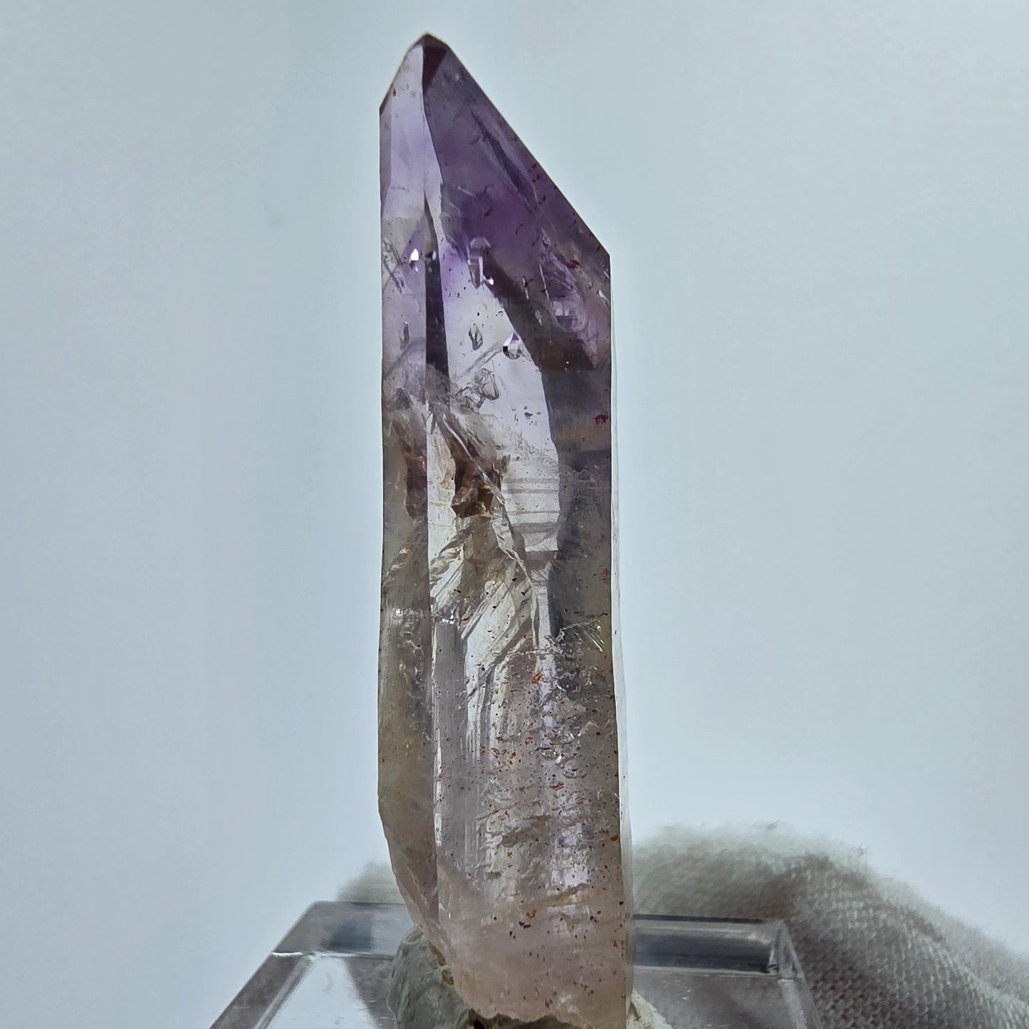 Phantom Amethyst mit rotem Eisen Goboboseb, Namibia 45*14*9mm Mineraliensammlung