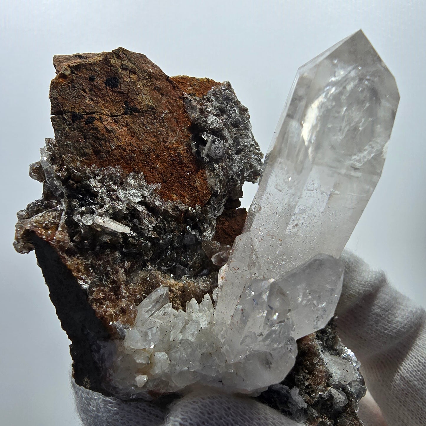 Quartz fumé fantôme hématite, calcite UV sur matrice Valentine Pocket Gob. Namibie 82 x 57 x 53 mm