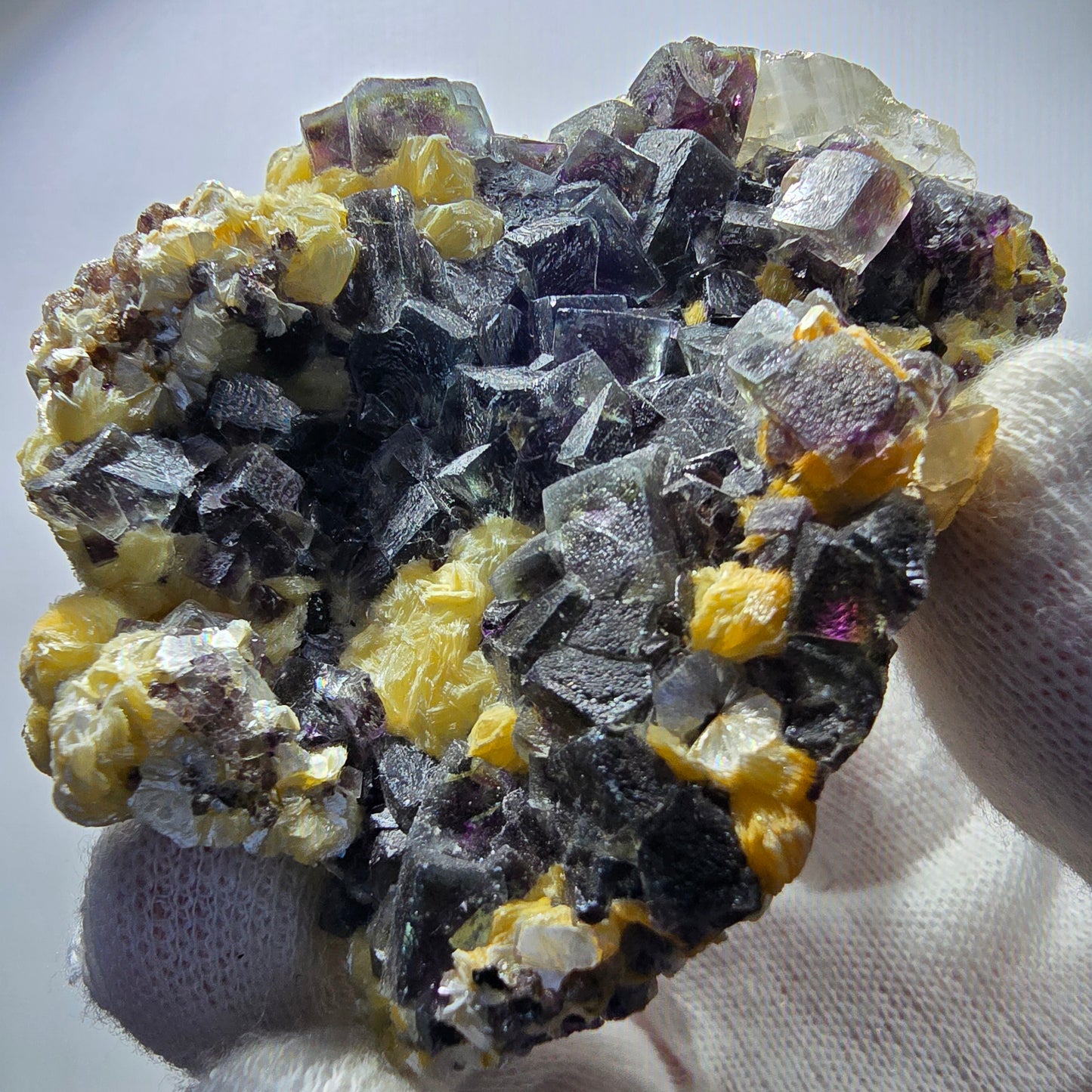 Cubes de fluorite fantôme colorés, spécimen de muscovite, Erongo, Namibie, 71 x 56 x 35 mm