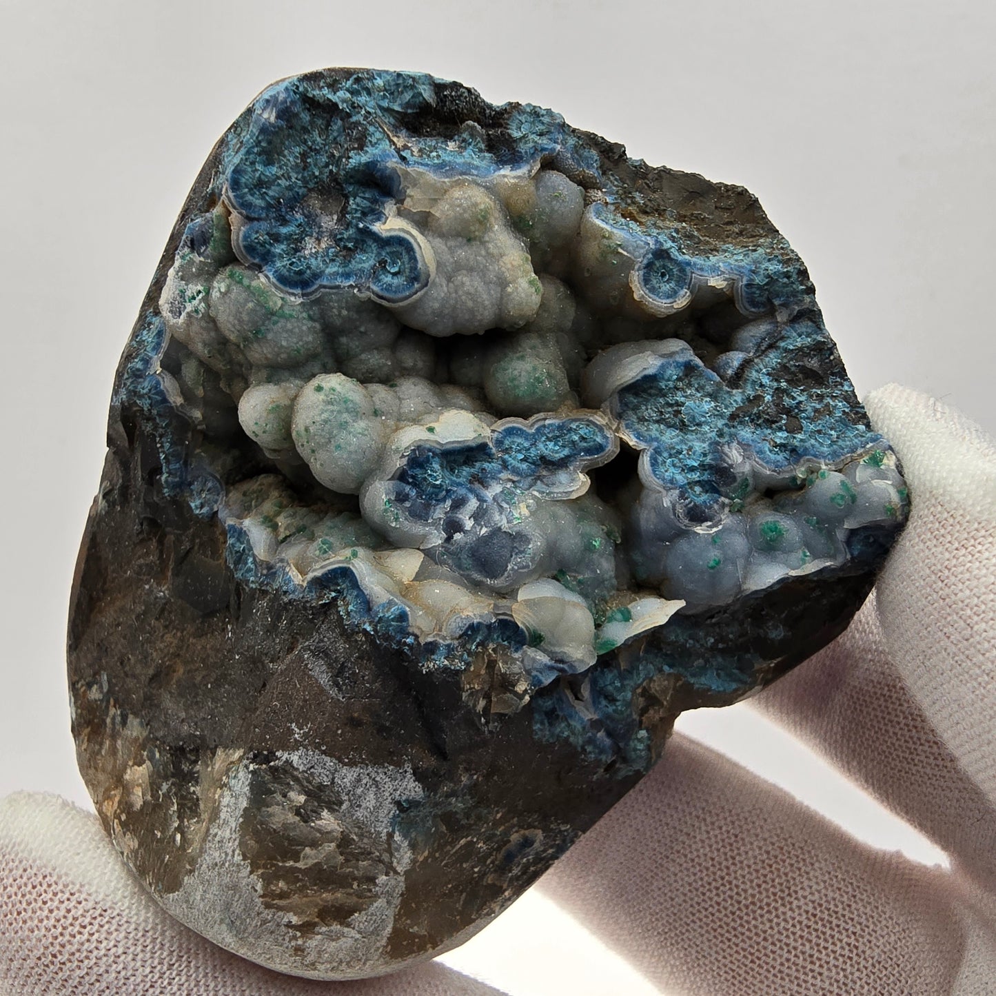 Grand spécimen de shattuckite et de malachite, cristaux en boule, Kaokoveld, Namibie, 69 x 53 x 44 mm