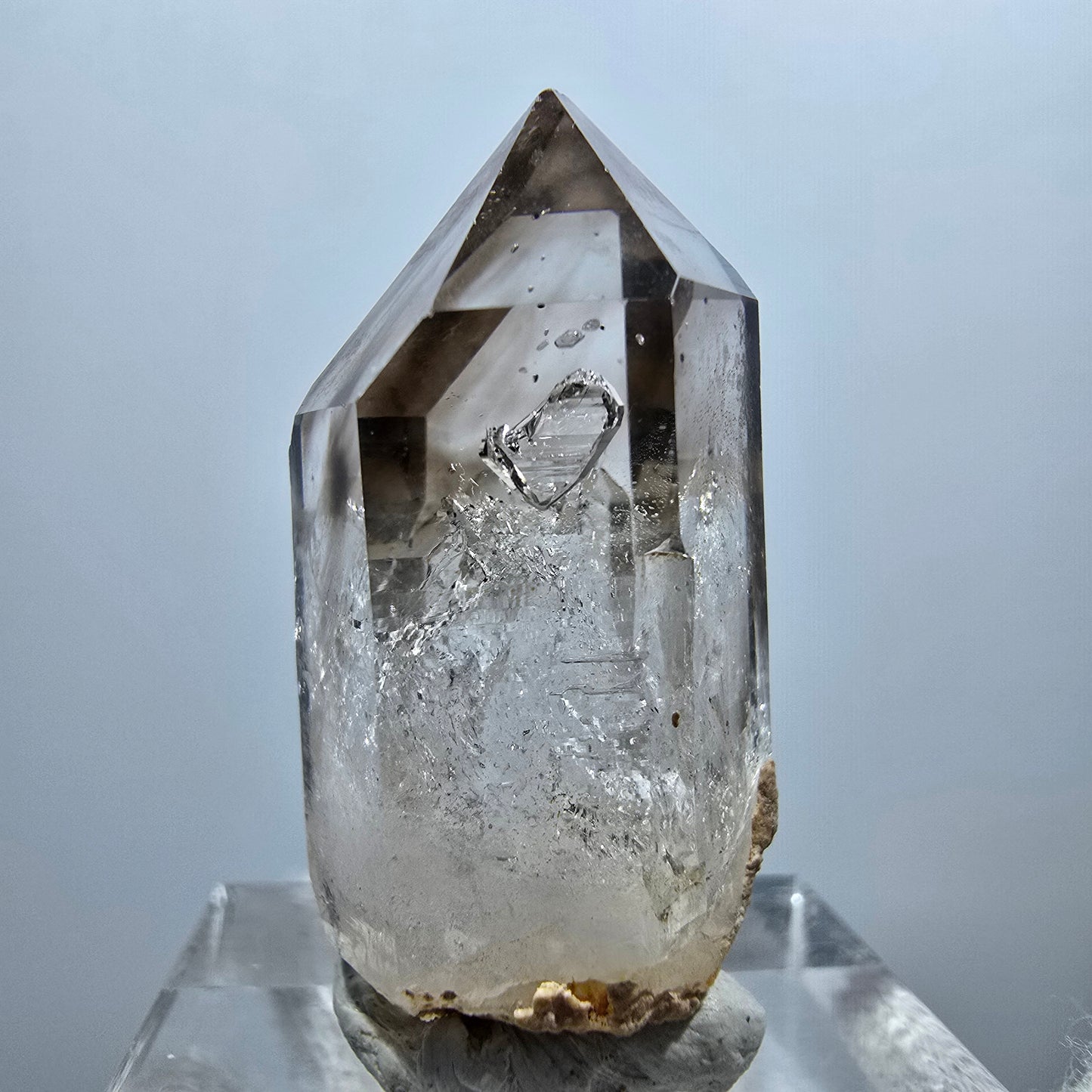 Pointe de sceptre en quartz fumé fantôme transparent, Goboboseb, Namibie, 30 x 15 x 16 mm