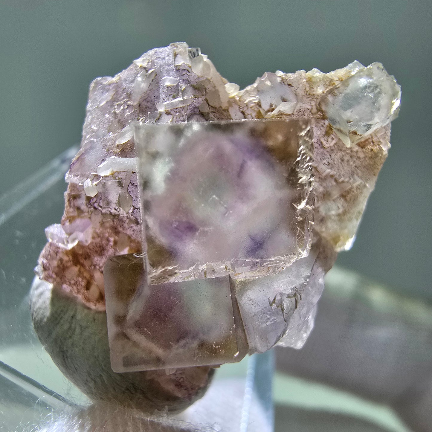 Seltene UV Phantom Fluorit Würfel, Quarz Stufe Brandberg, Namibia 25*22*12mm