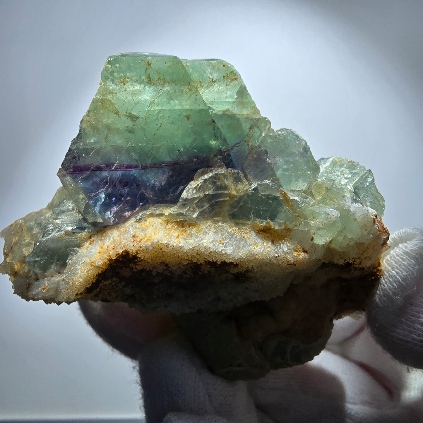 Fluorite rare, classée sur un spécimen de cube de quartz Omehane, Namibie 71*49*33mm