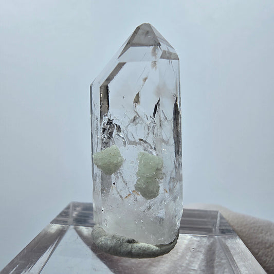 Quartz clair avec préhnite Point Streep Mine, Goboboseb, Namibie 28 x 12 x 10 mm